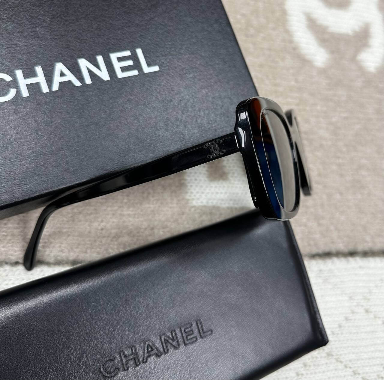 SQUARE SUNGLASSES