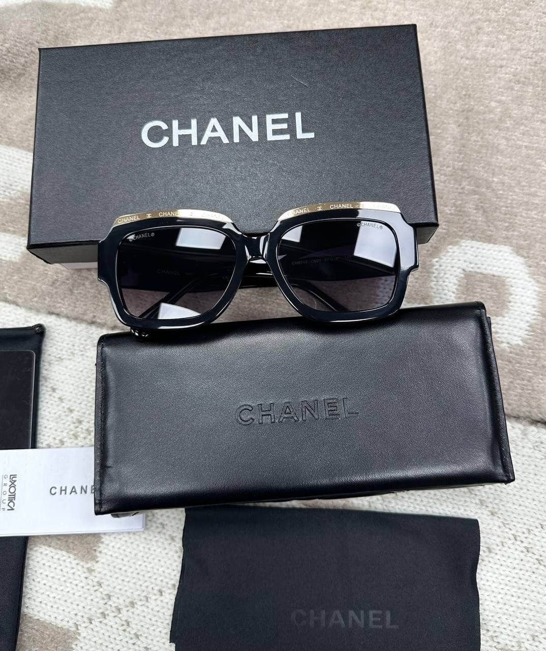 SQUARE SUNGLASSES Black & Gold
