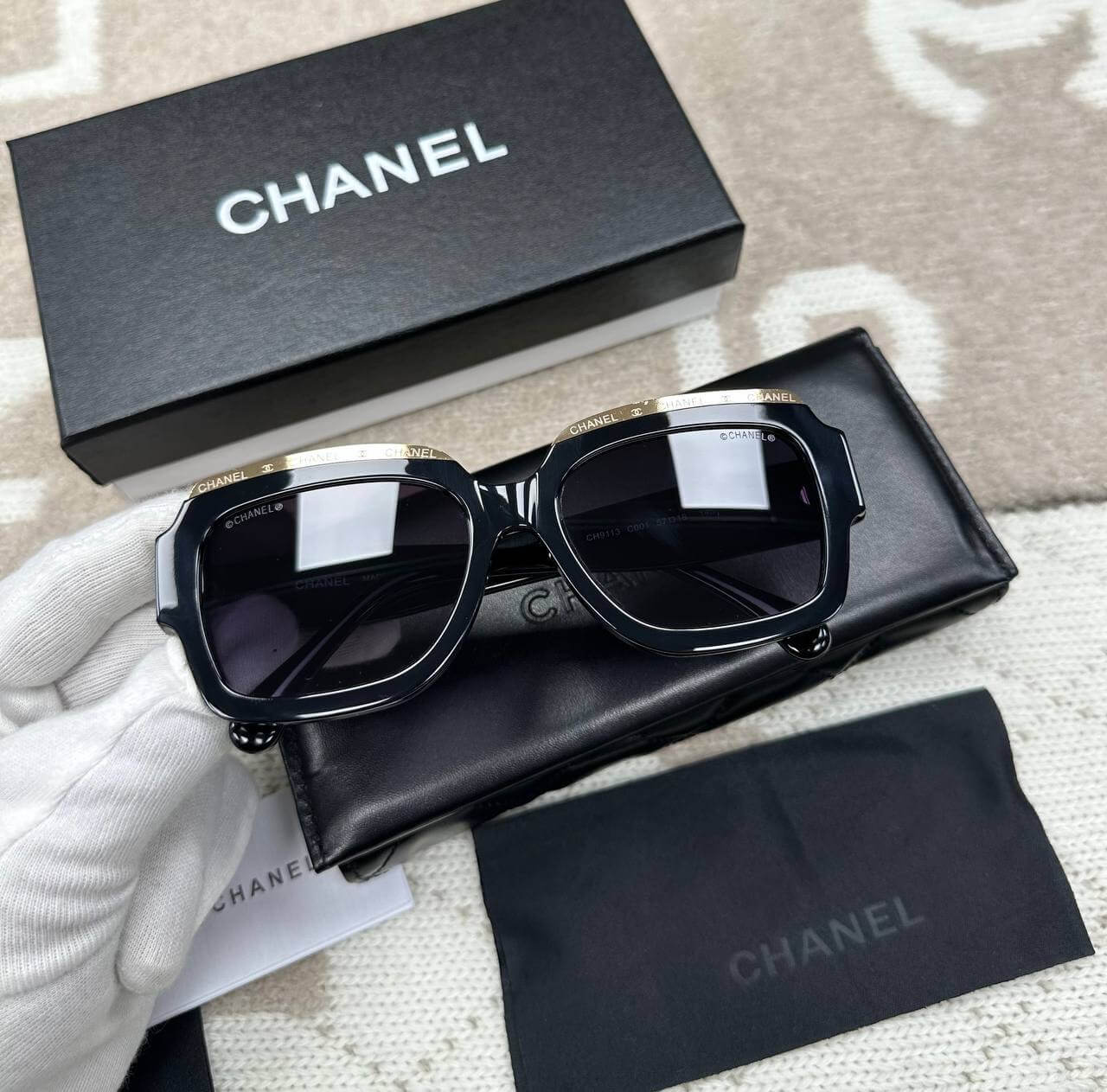 SQUARE SUNGLASSES Black & Gold