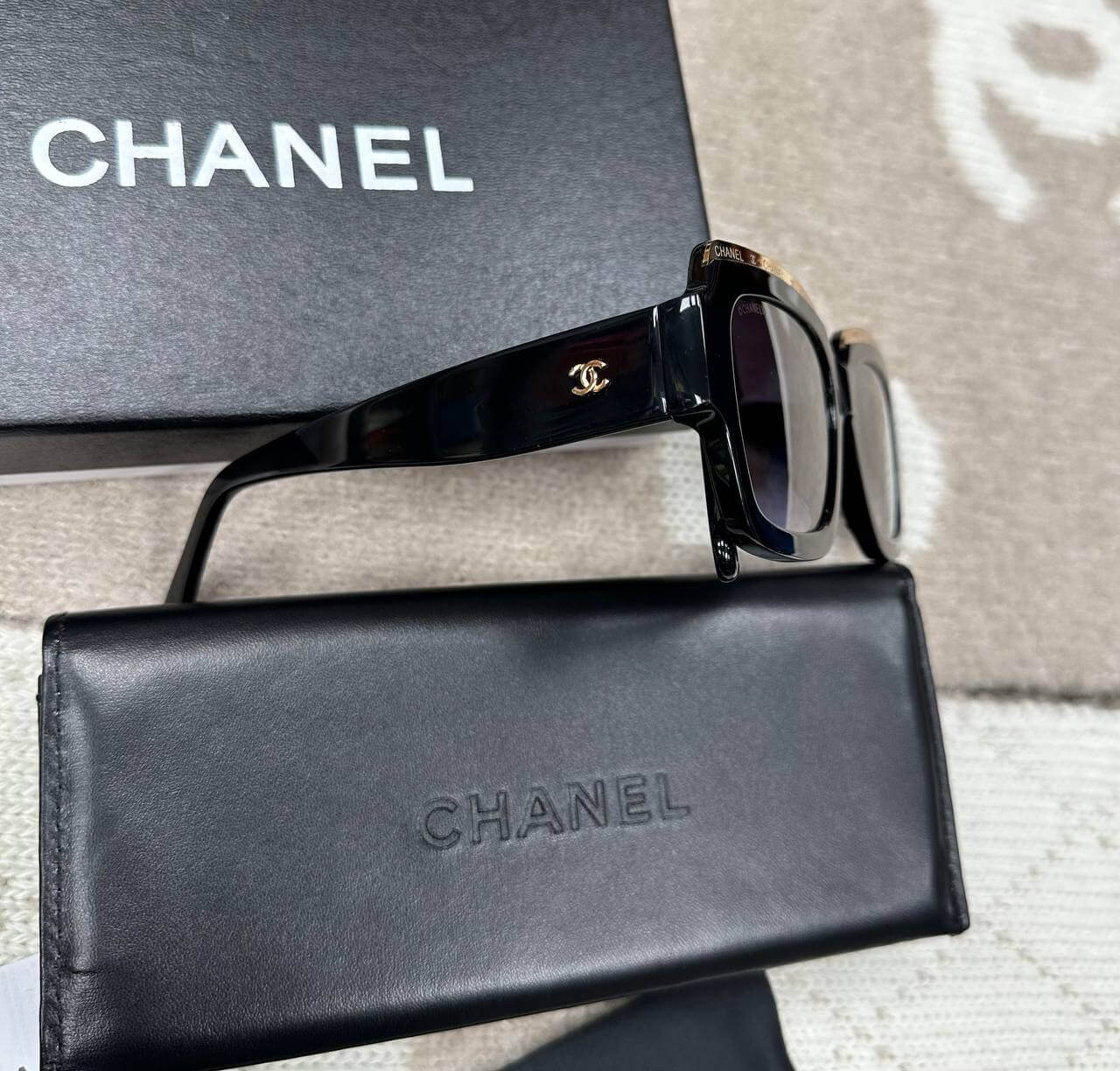 SQUARE SUNGLASSES Black & Gold