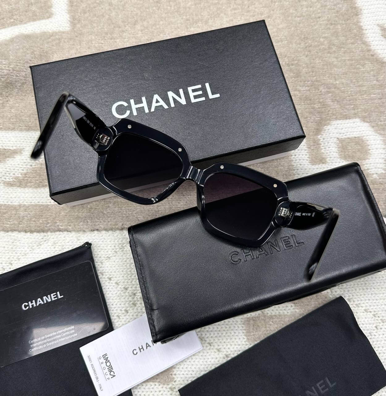 SQUARE SUNGLASSES Black & Gold