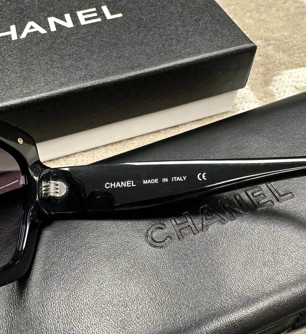 SQUARE SUNGLASSES Black & Gold