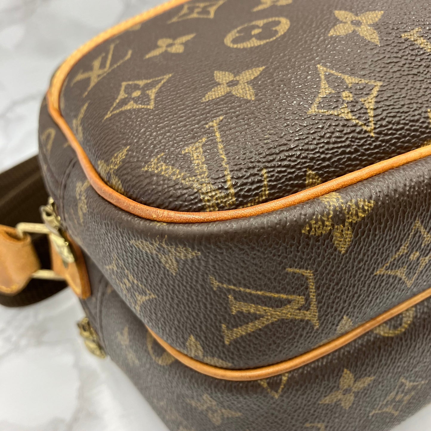 LOUIS VUITTON Monogram reporter