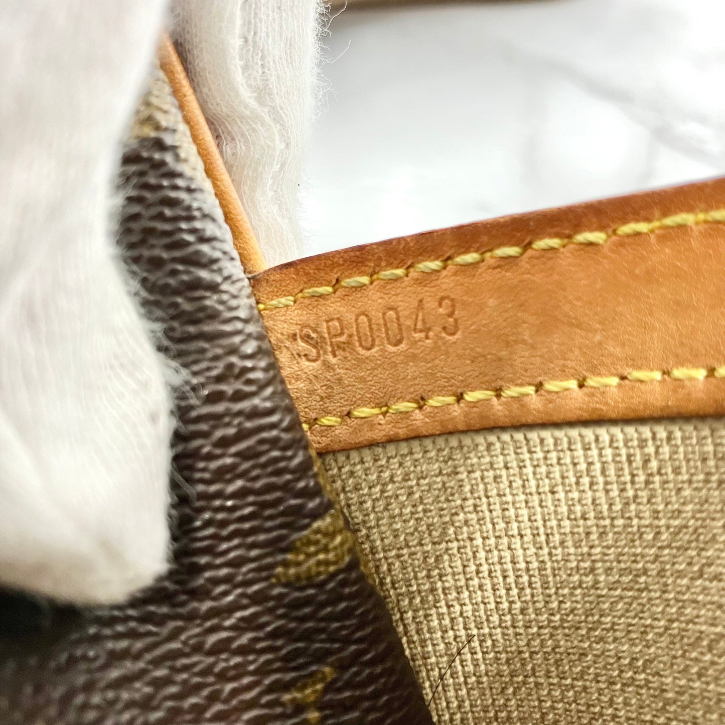 LOUIS VUITTON Monogram reporter