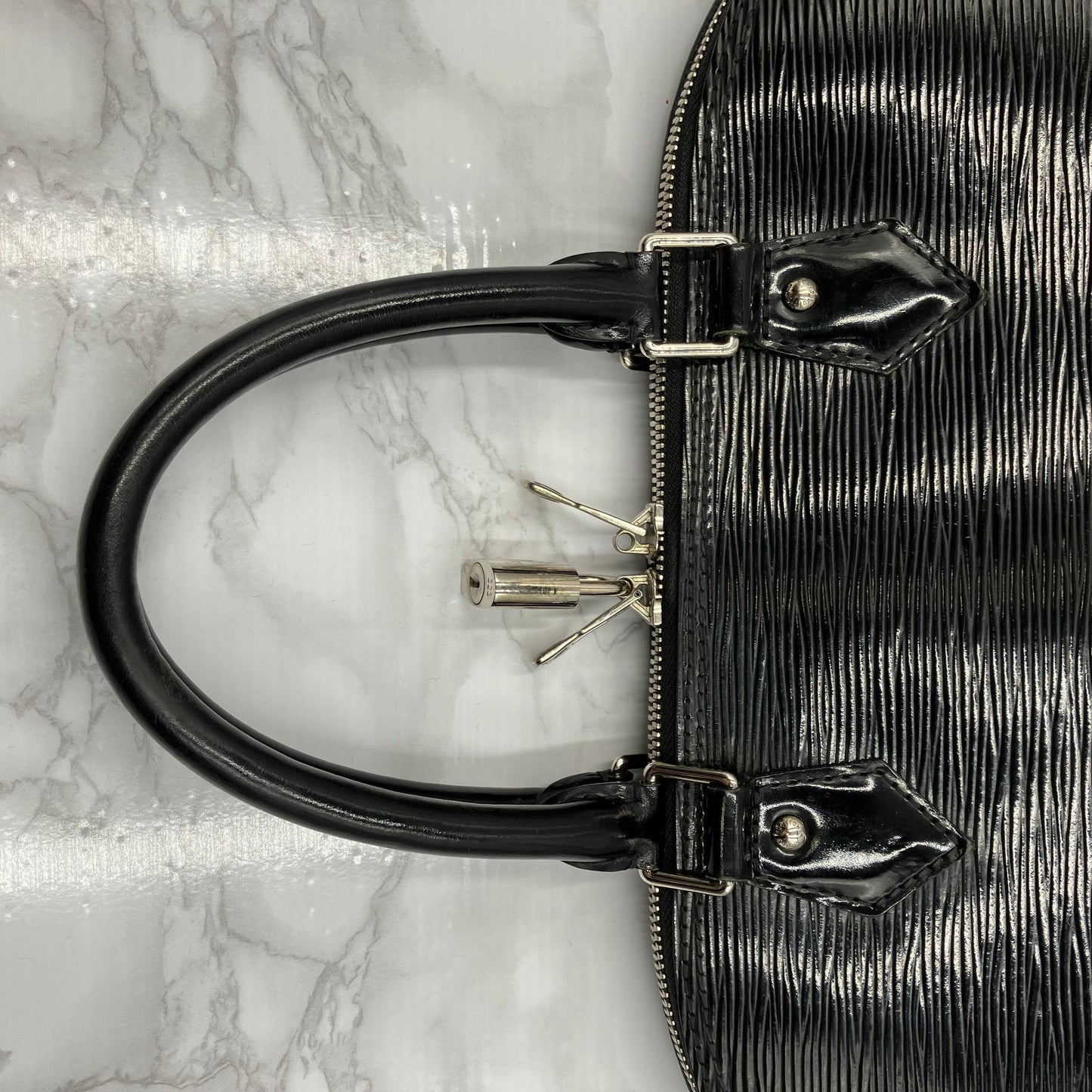 LOUISU VUITTON Epi Alma MM handbag