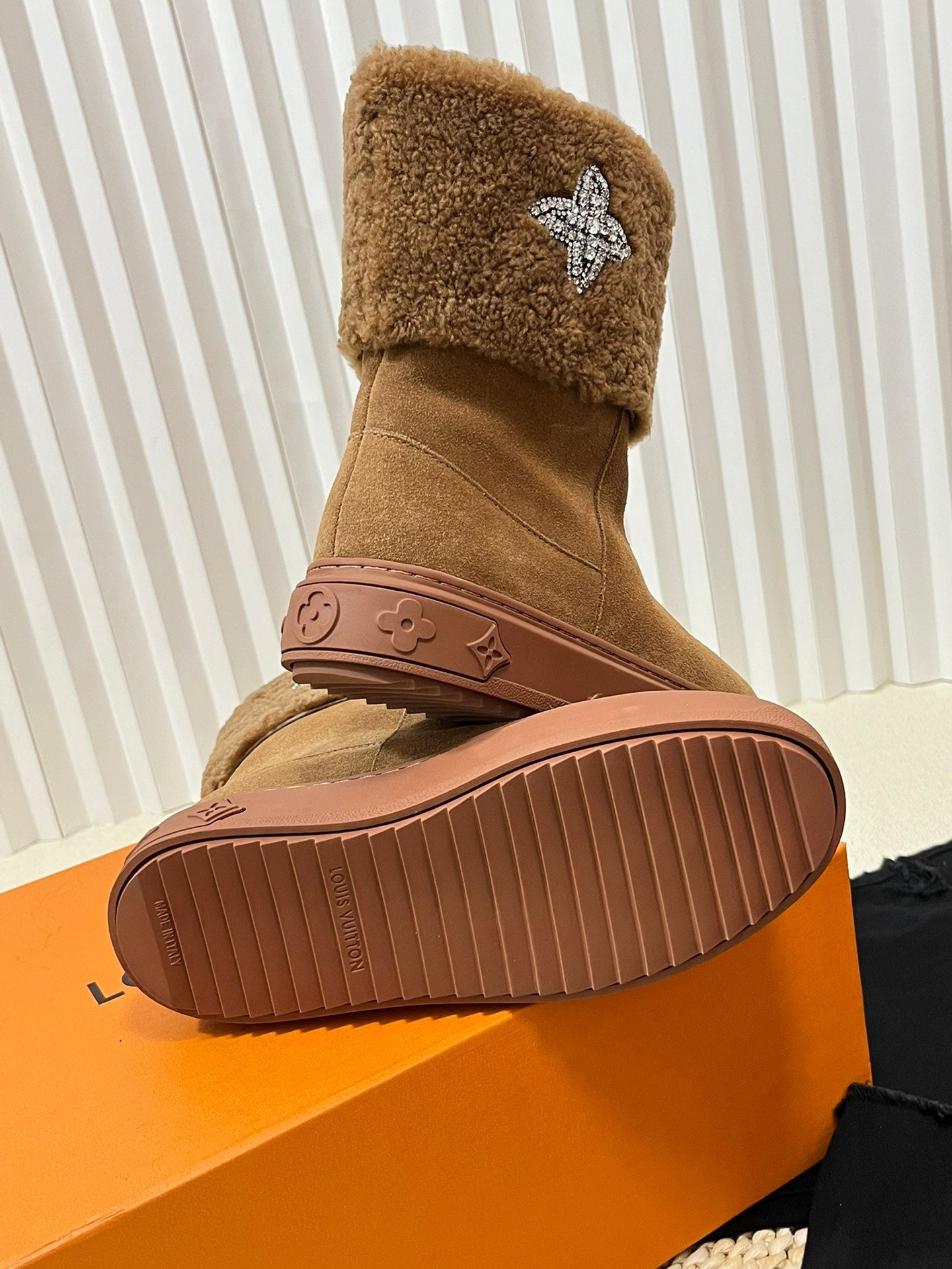 LV ANKLE BOOT STUDDED WITH DIAGLMNDS BROWN