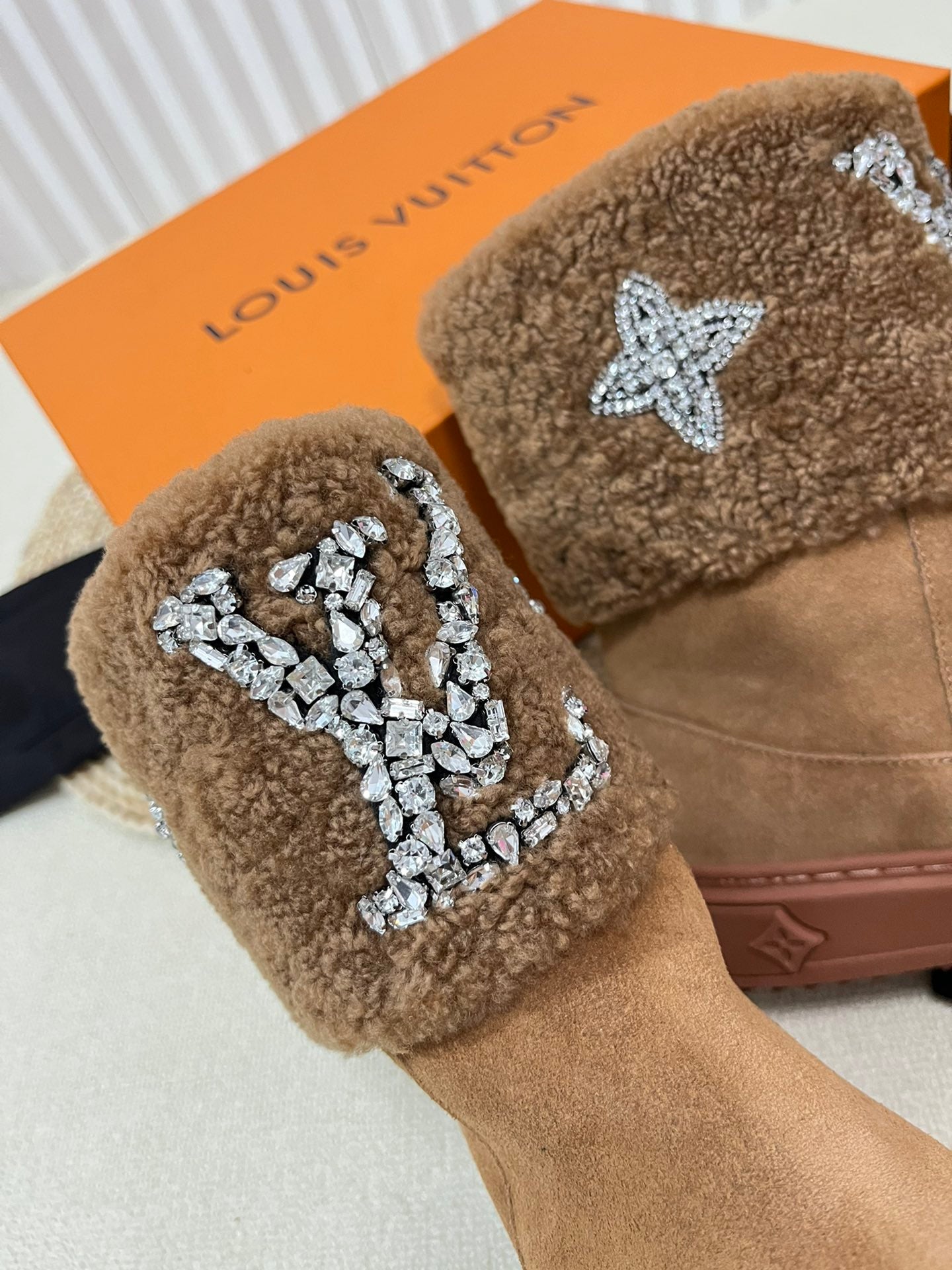 LV ANKLE BOOT STUDDED WITH DIAGLMNDS BROWN