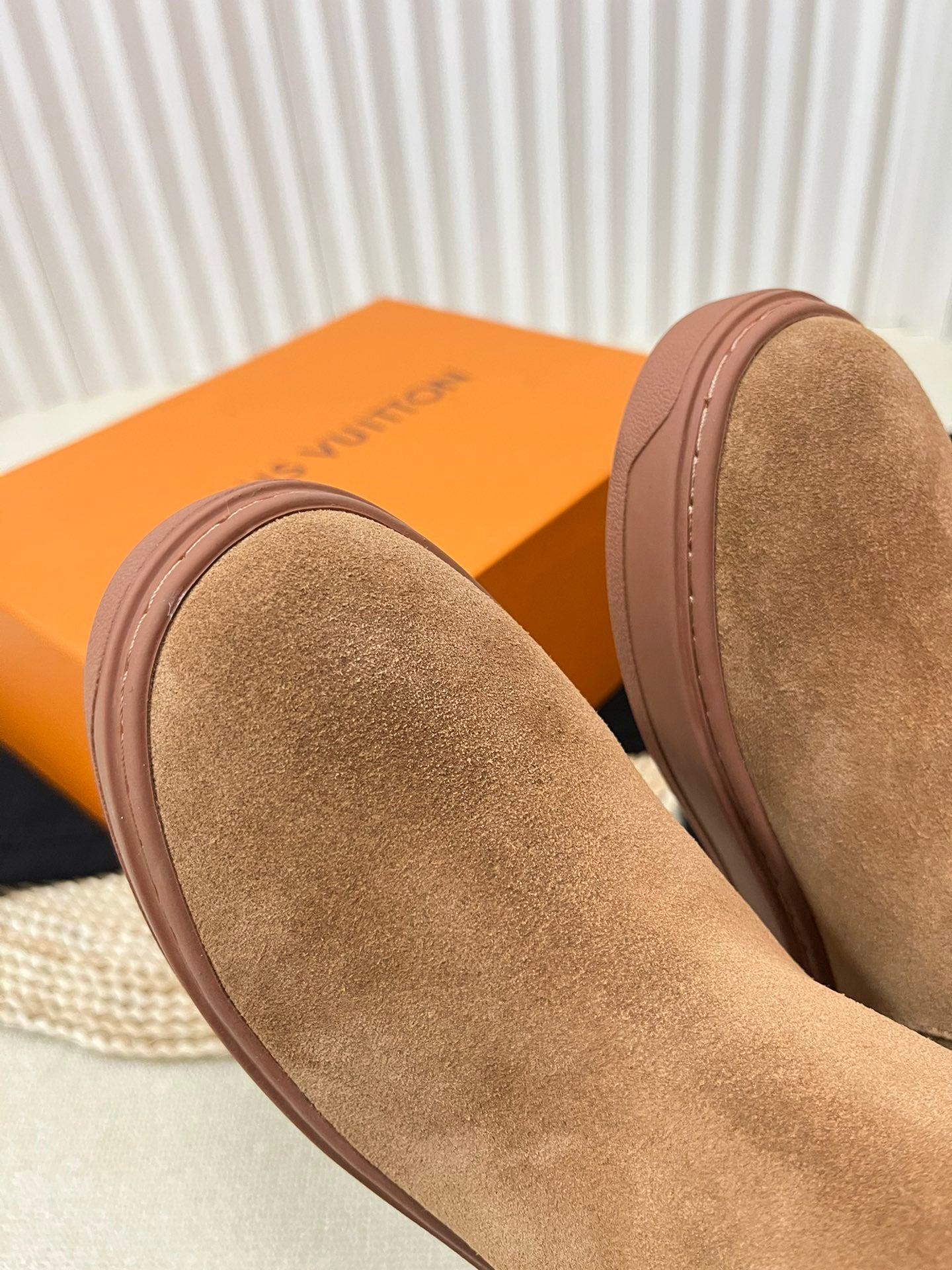 LV ANKLE BOOT STUDDED WITH DIAGLMNDS BROWN