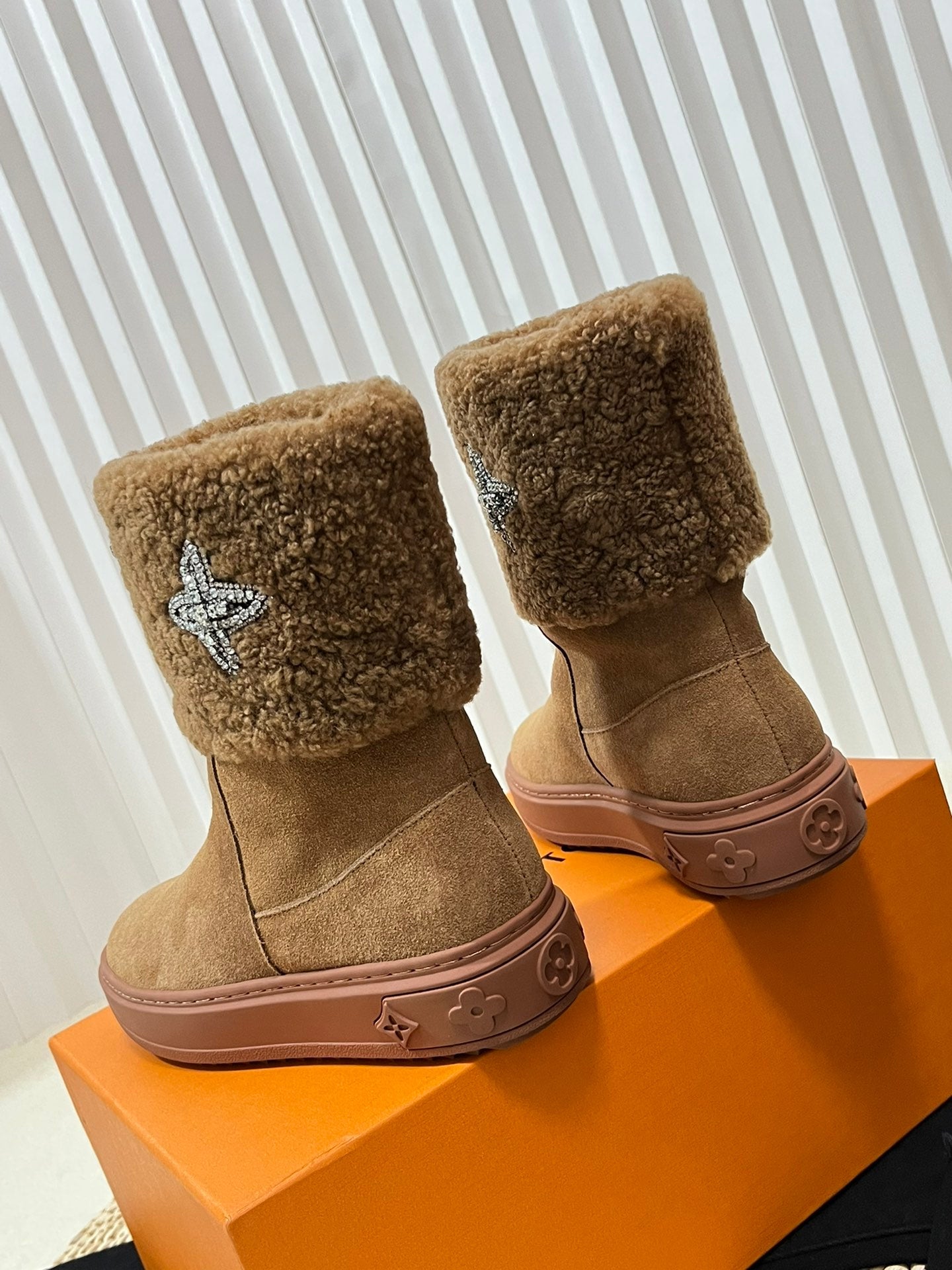 LV ANKLE BOOT STUDDED WITH DIAGLMNDS BROWN