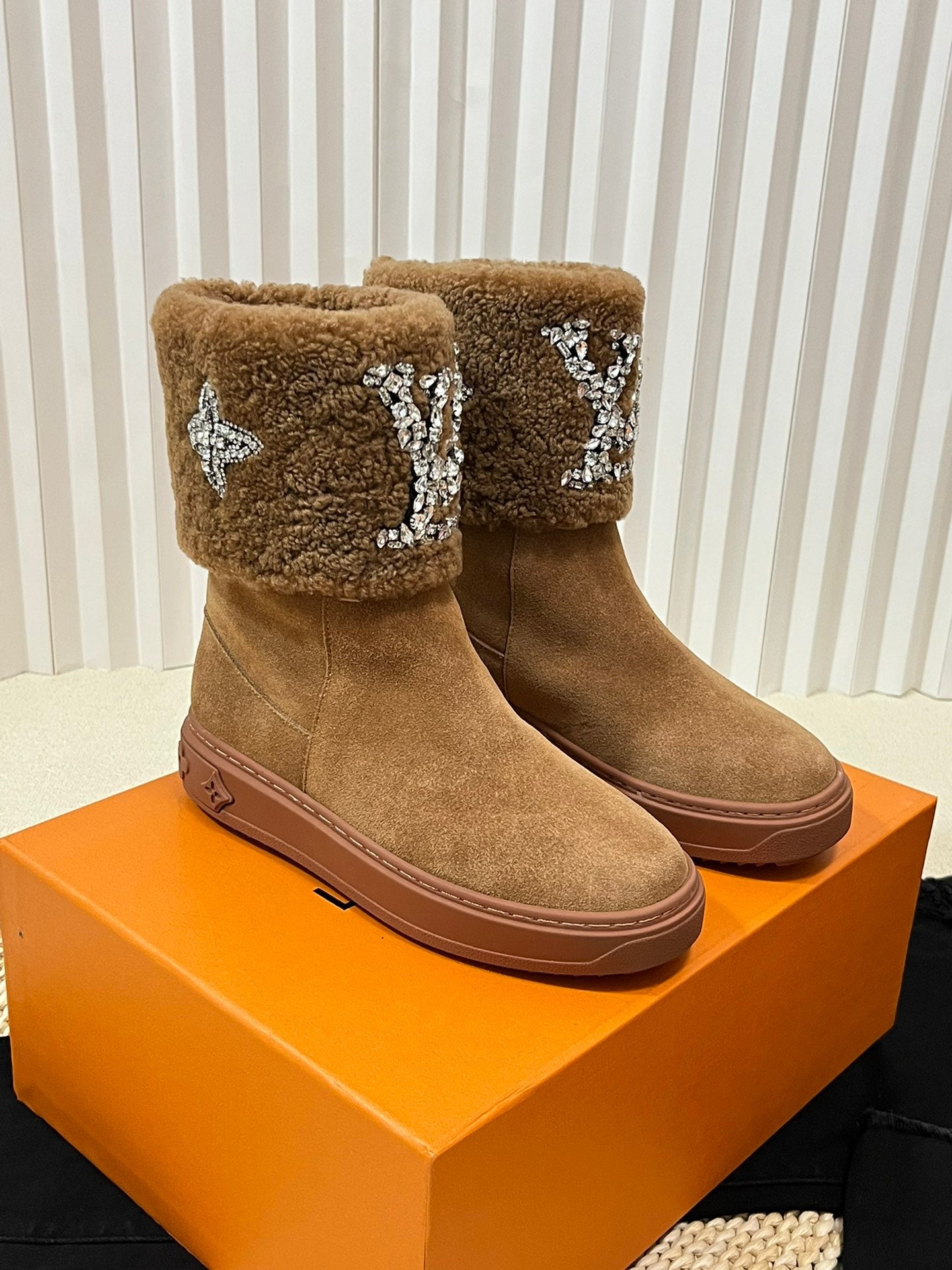 LV ANKLE BOOT STUDDED WITH DIAGLMNDS BROWN