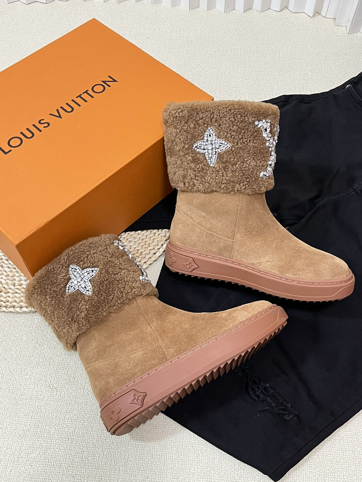 LV ANKLE BOOT STUDDED WITH DIAGLMNDS BROWN