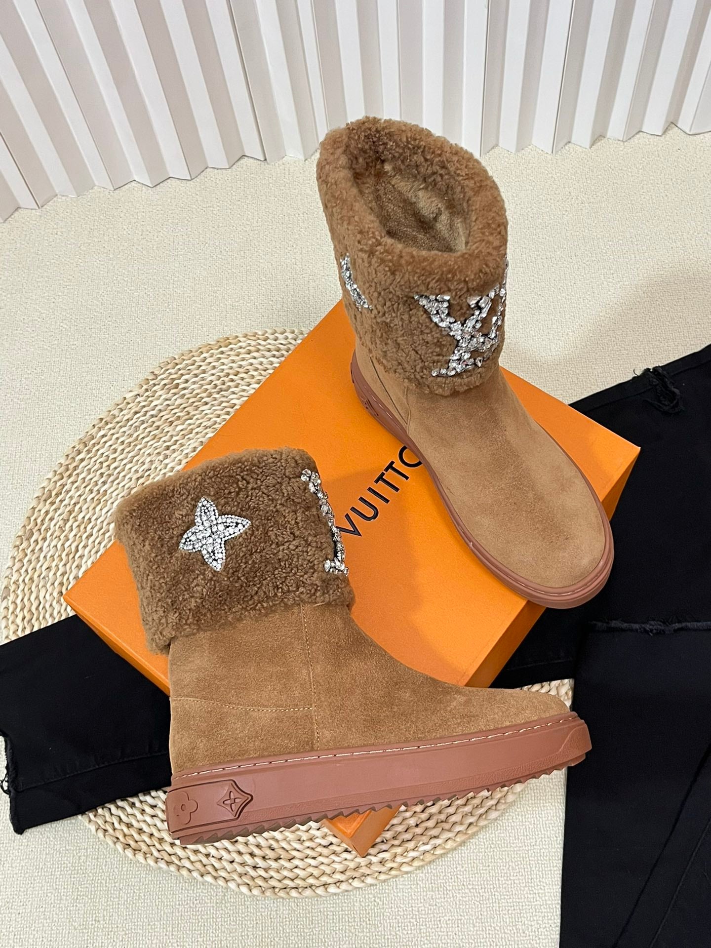 LV ANKLE BOOT STUDDED WITH DIAGLMNDS BROWN