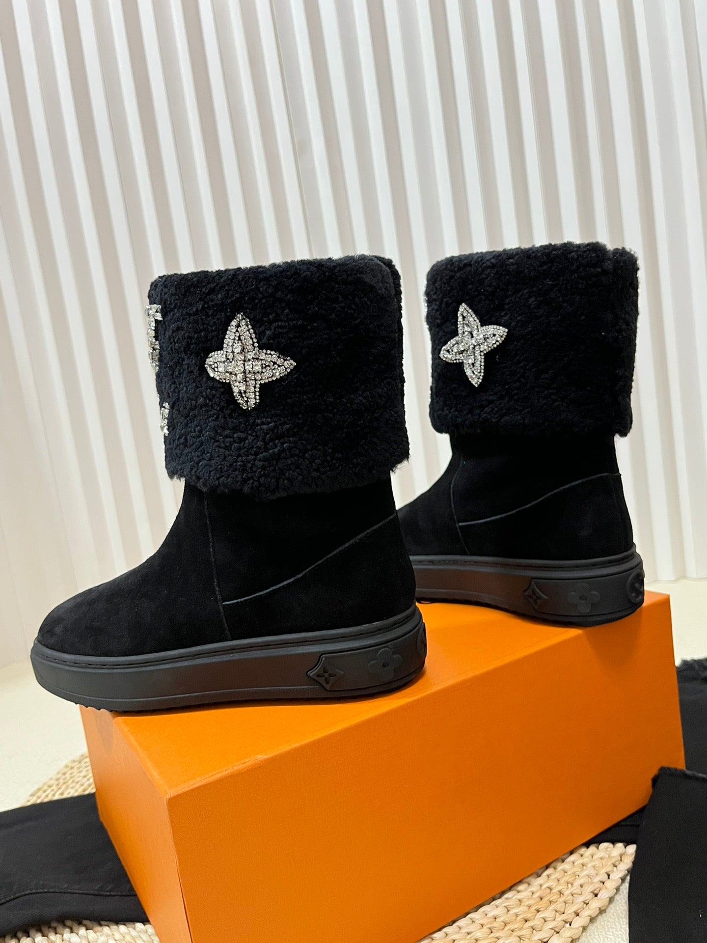 LV ANKLE BOOT STUDDED WITH DIAGLMNDS BLACK