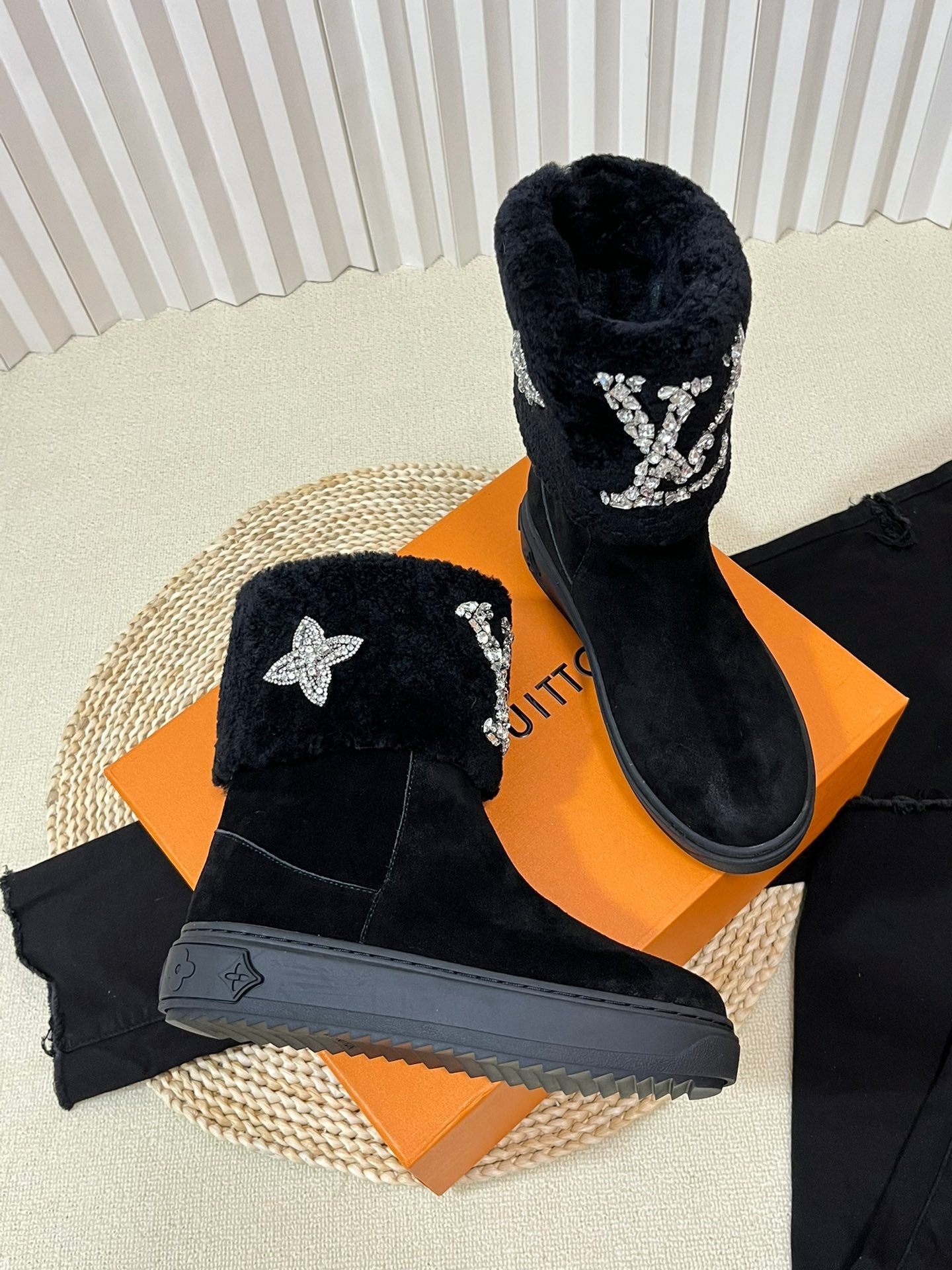 LV ANKLE BOOT STUDDED WITH DIAGLMNDS BLACK