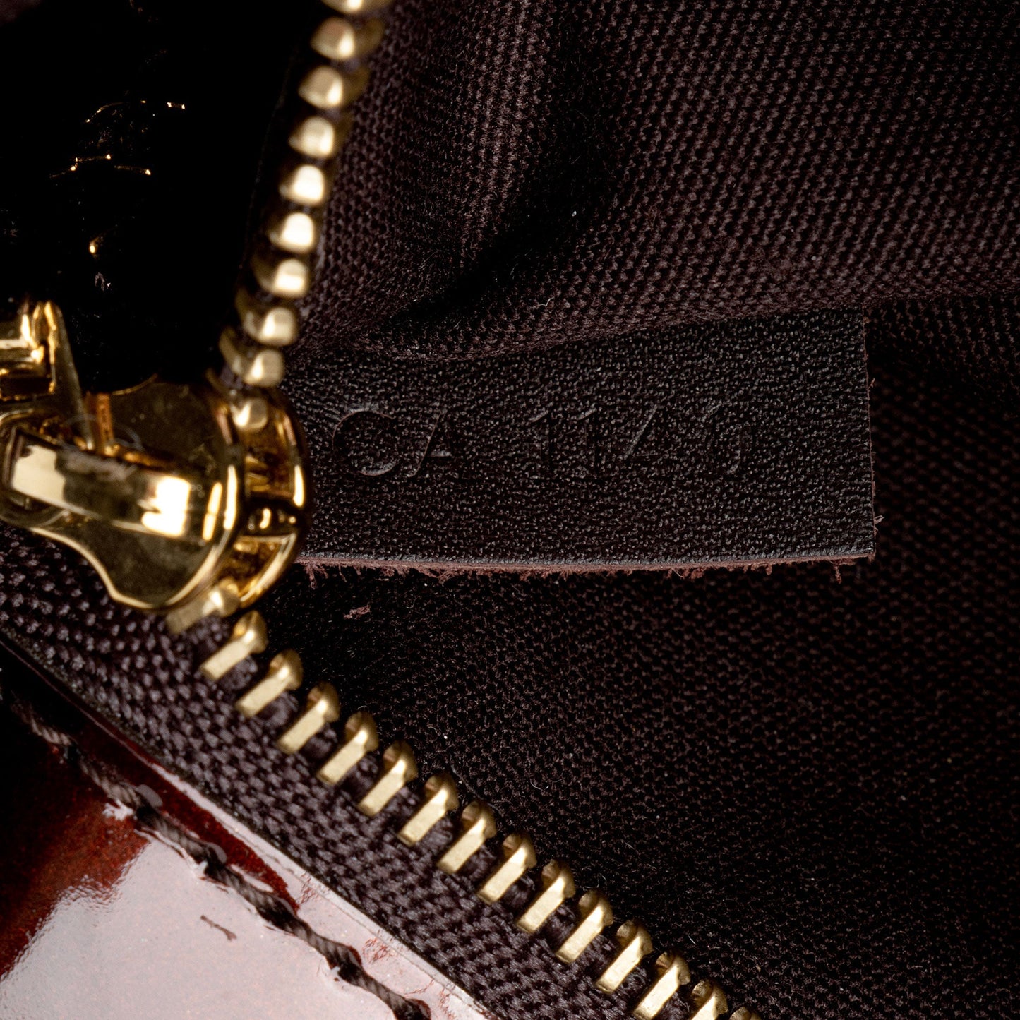 Louis Vuitton Patent Leather Sobe Clutch (SHF-O0hDXi)