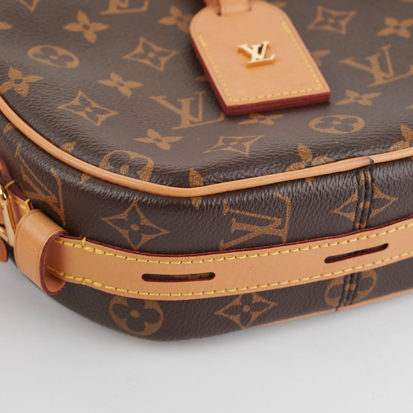 ITEM 29 - Louis Vuitton Boite Chapeau Souple MM Monogram
