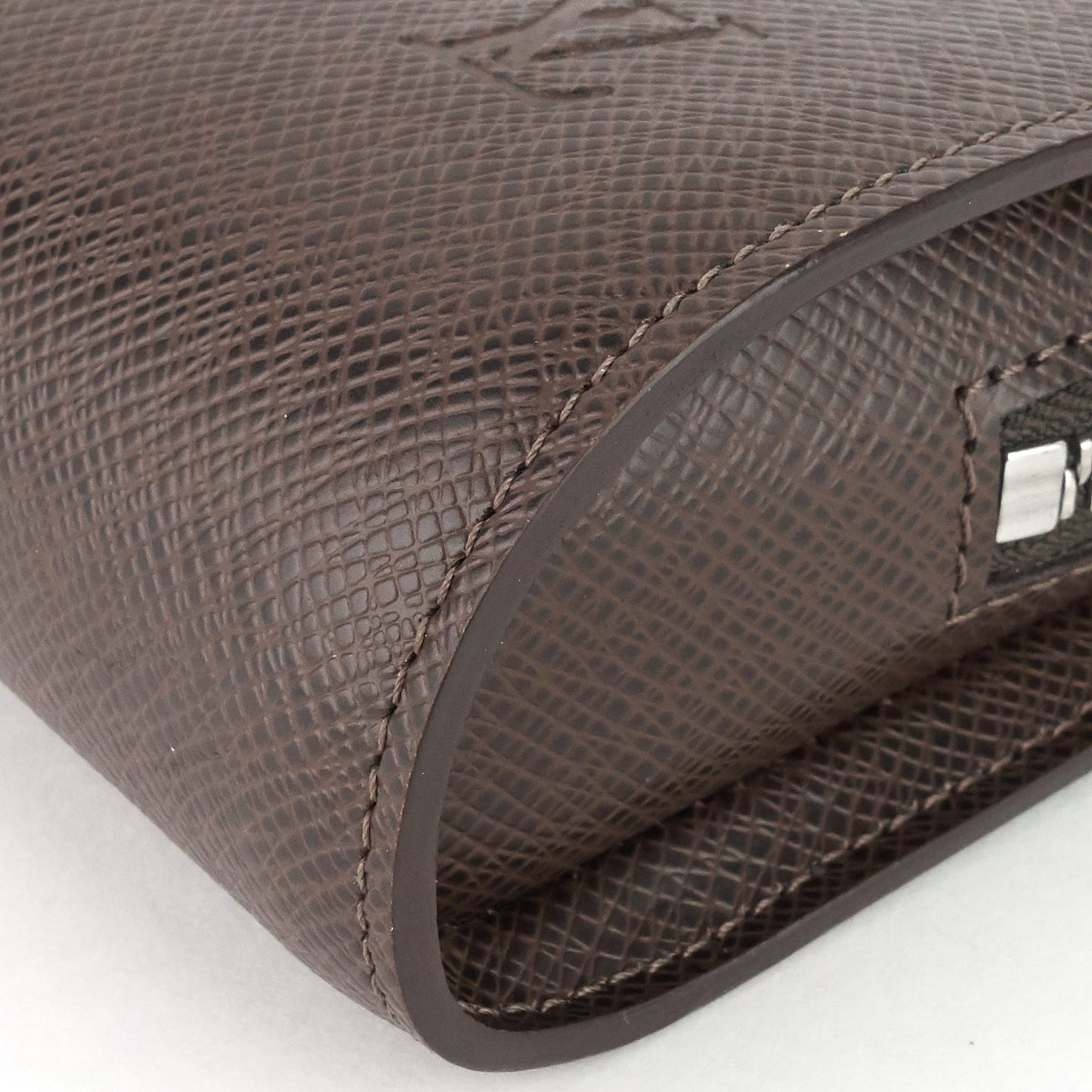 Louis Vuitto Pochette Baikal Grizzli Taiga Leather Bag