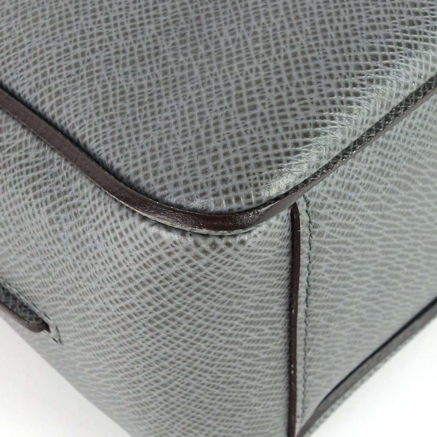 Louis Vuitto Roman MM Taiga Leather Messenger Bag