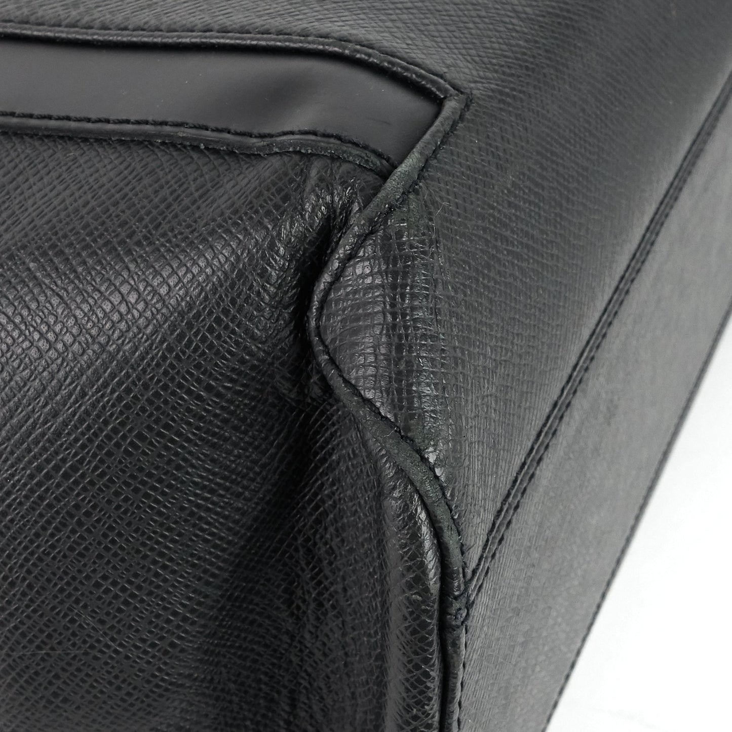 Louis Vuitto Kasbek GM Taiga Leather Bag