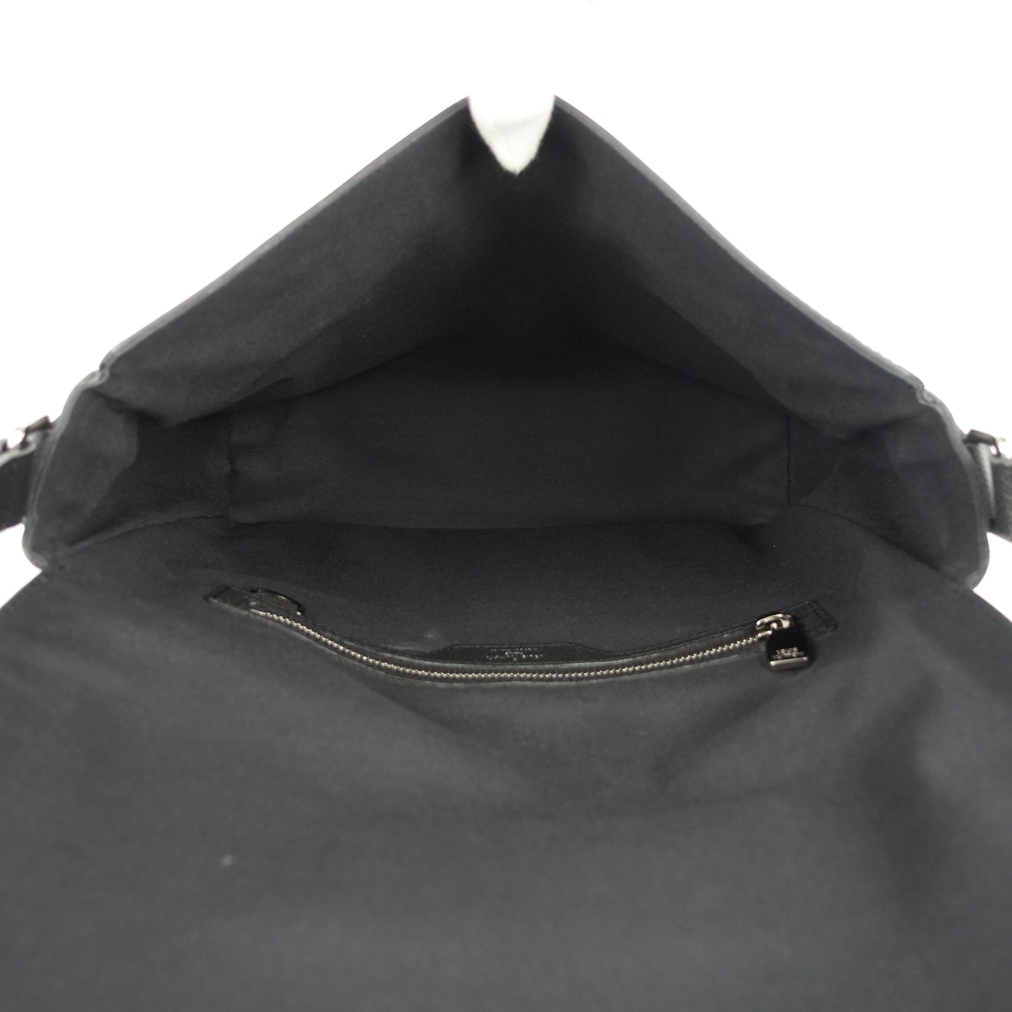 Louis Vuitto Roman MM Taiga Leather Messenger Bag