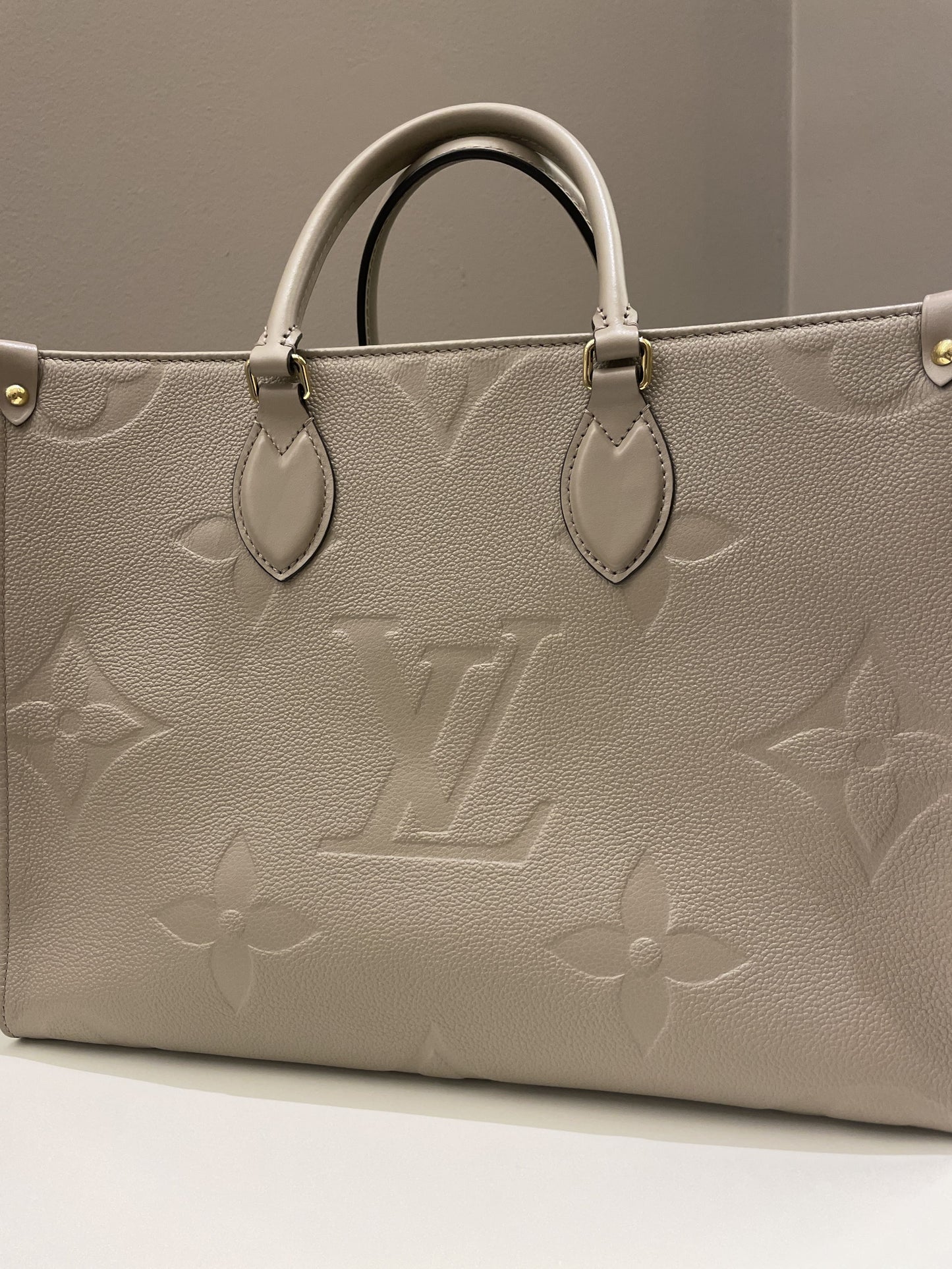 Louis Vuitton OnTheGo MM Tourterelle Empreinte