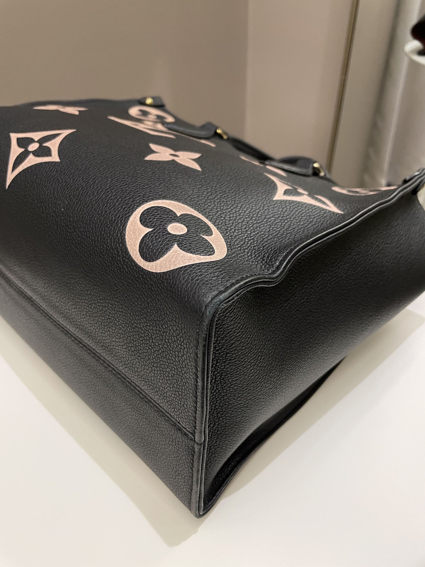 Louis Vuitton Onthego Tote MM Black / Crème
