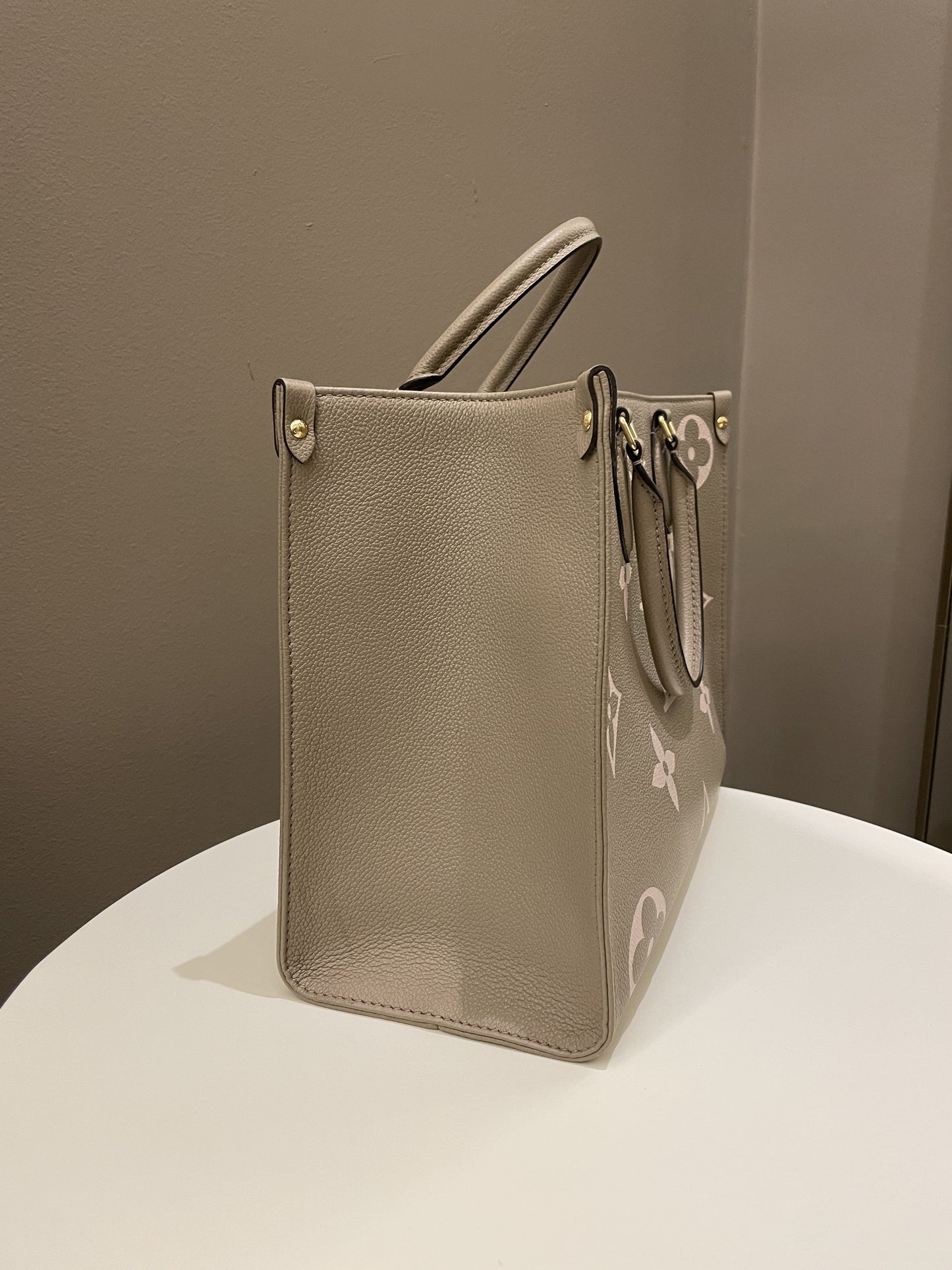 Louis Vuitton OnTheGo MM Tourterelle / Crème
