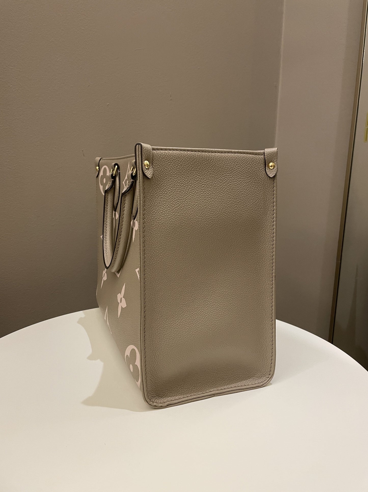 Louis Vuitton OnTheGo MM Tourterelle / Crème