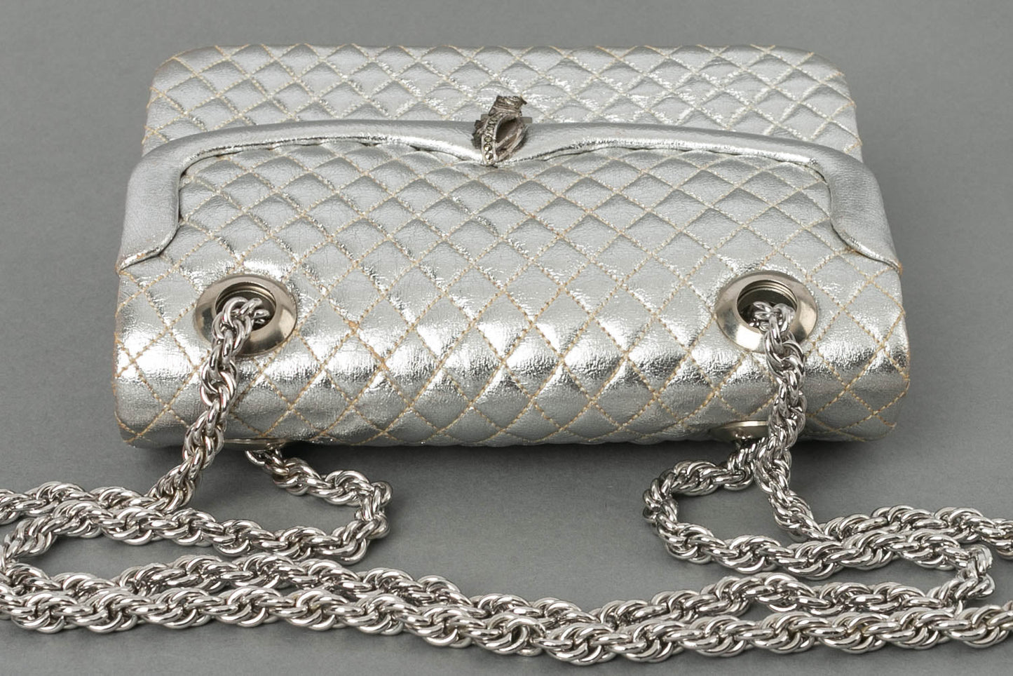 Petit sac en cuir matelassÃƒÆ’Ã‚Â© et mÃƒÆ’Ã‚Â©tal argentÃƒÆ’Ã‚Â©.