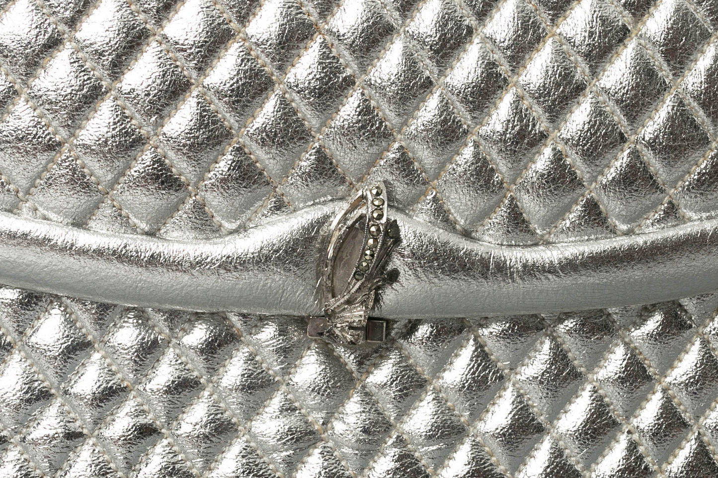 Petit sac en cuir matelassÃƒÆ’Ã‚Â© et mÃƒÆ’Ã‚Â©tal argentÃƒÆ’Ã‚Â©.