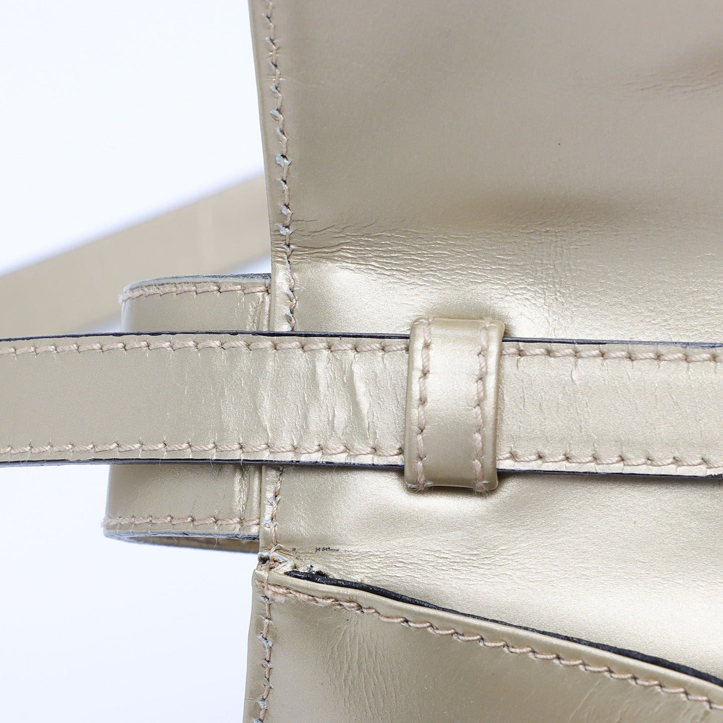 Salvatore Ferragamo Metallic Patent Leather Vara Crossbody Bag (SHF-u2KC7g)