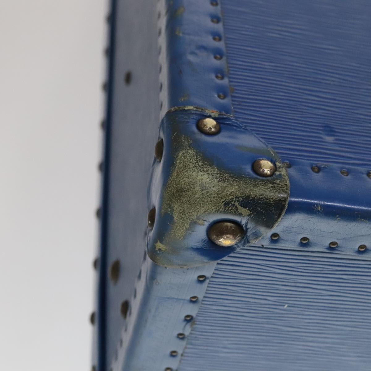 Elegant Leather Trunk with Key and Clochette
