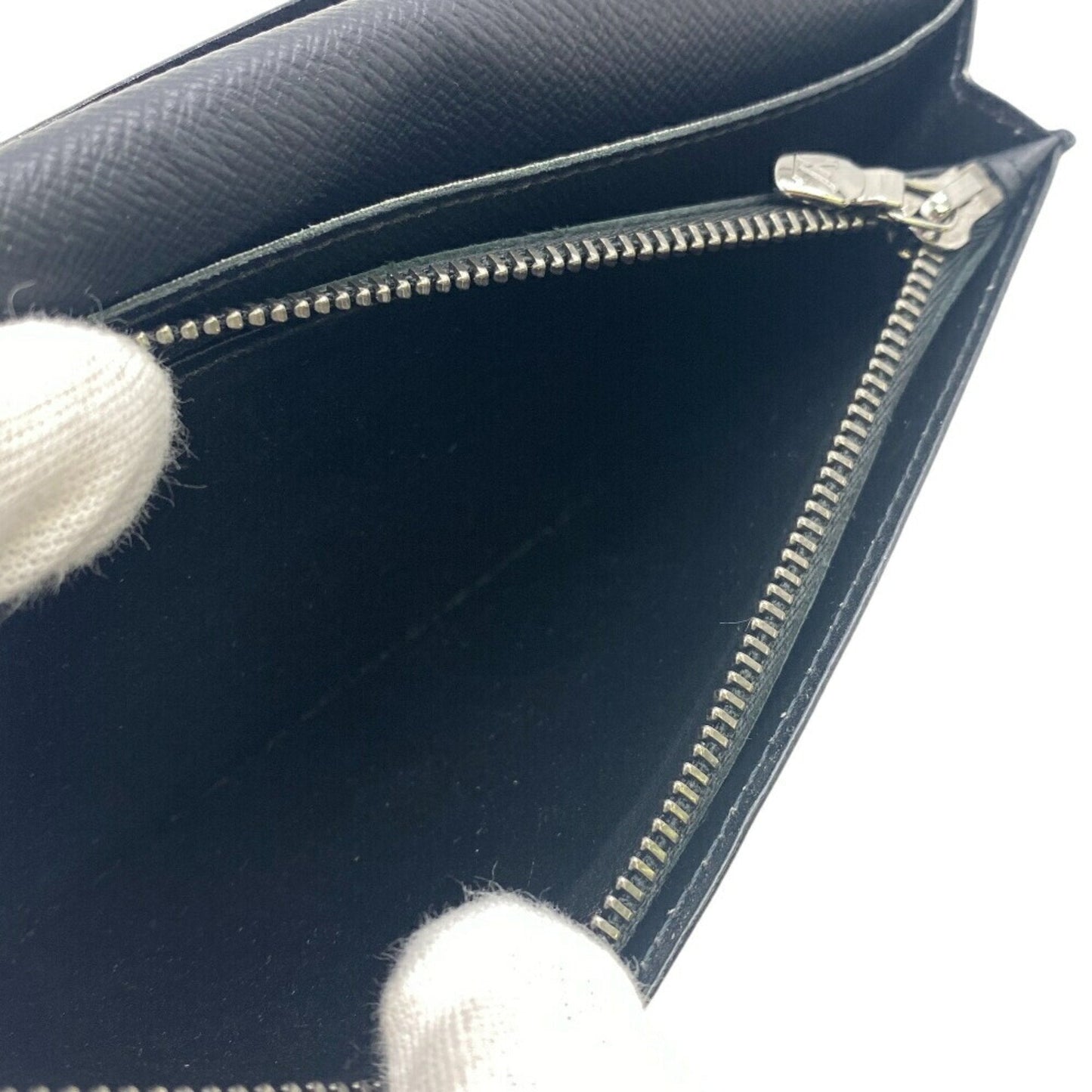 Canvas Wallet with Multiple Compartments and Sleek Design