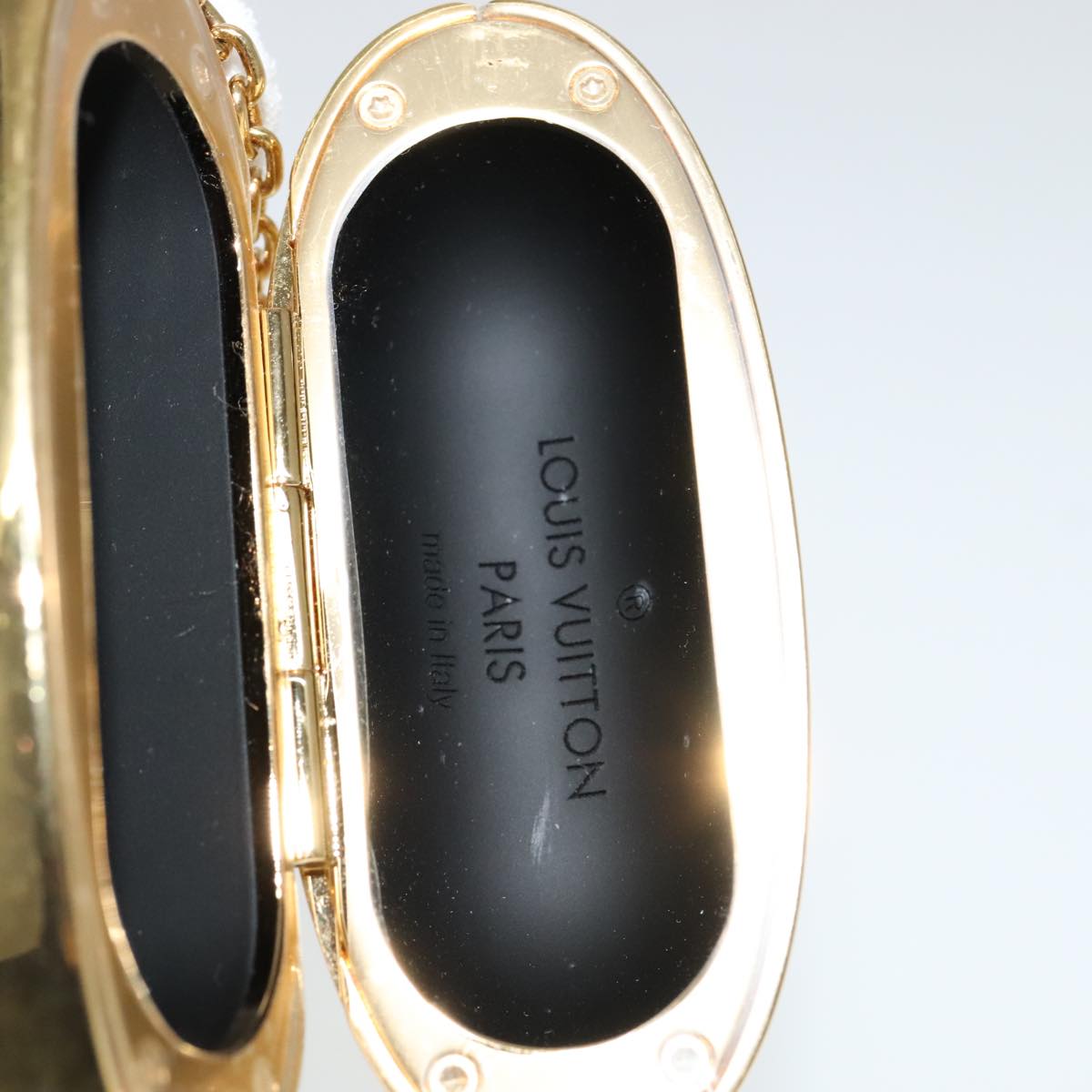 Luxury Metal Accessory with Minimalist Design and Quality Craftsmanship