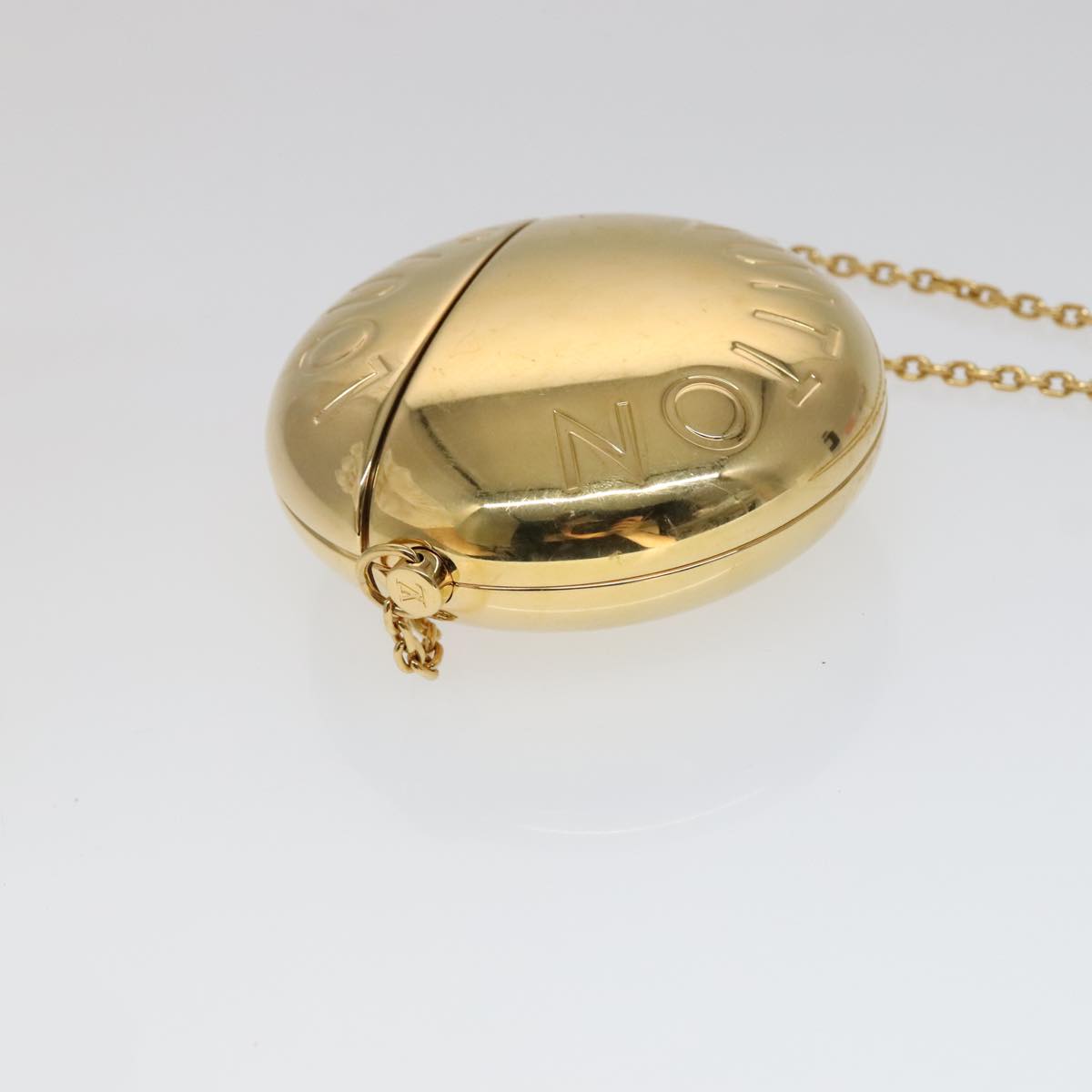 Luxury Metal Accessory with Minimalist Design and Quality Craftsmanship