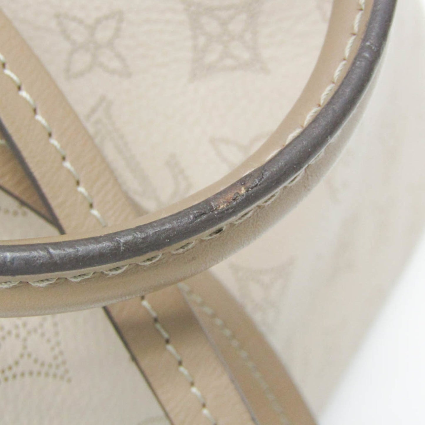 Elegant Leather Mahina Handbag with Timeless Detailing