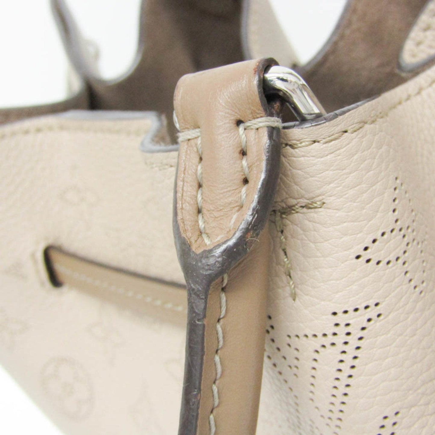 Elegant Leather Mahina Handbag with Timeless Detailing