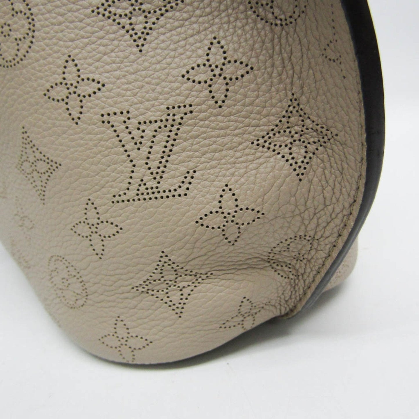 Elegant Leather Mahina Handbag with Timeless Detailing