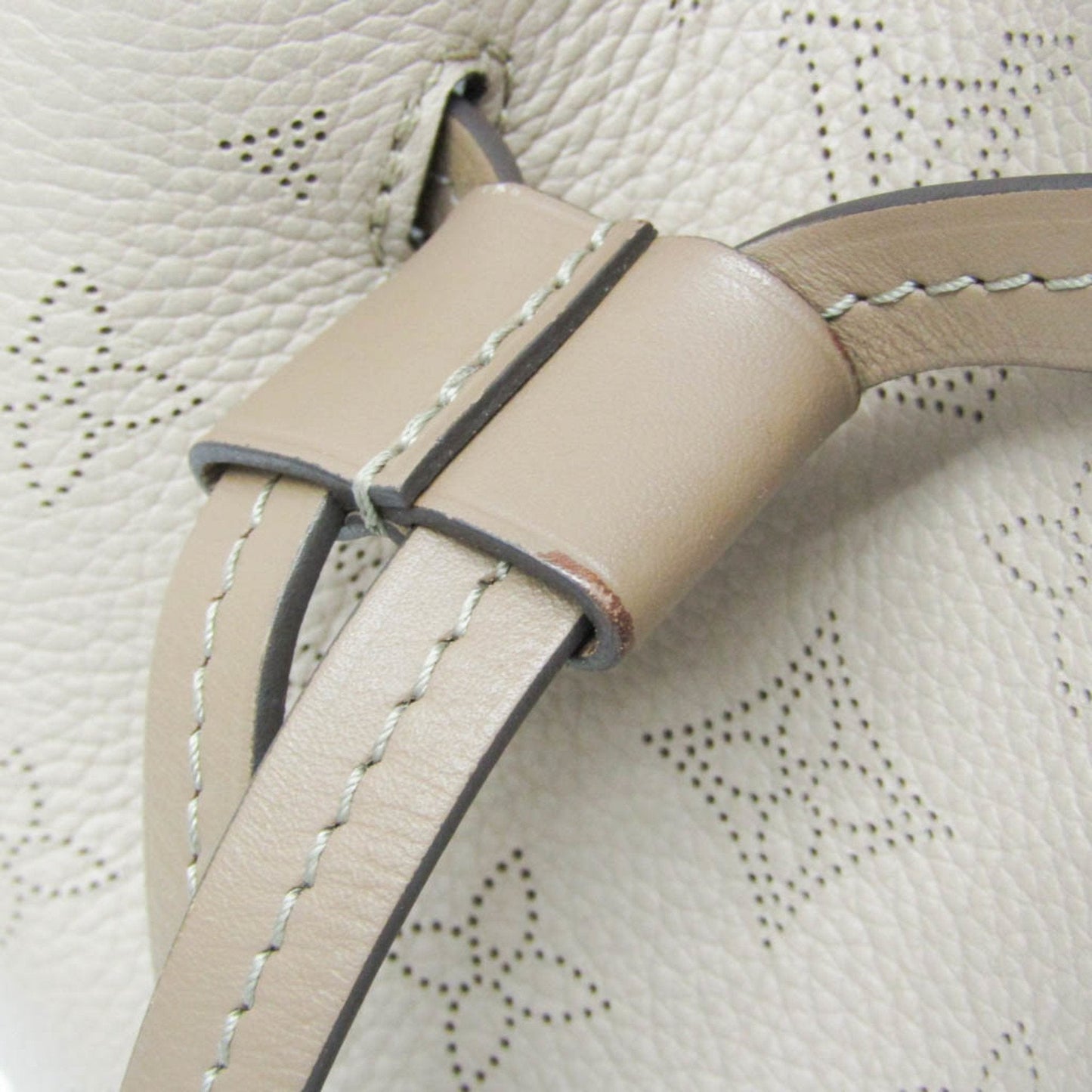 Elegant Leather Mahina Handbag with Timeless Detailing