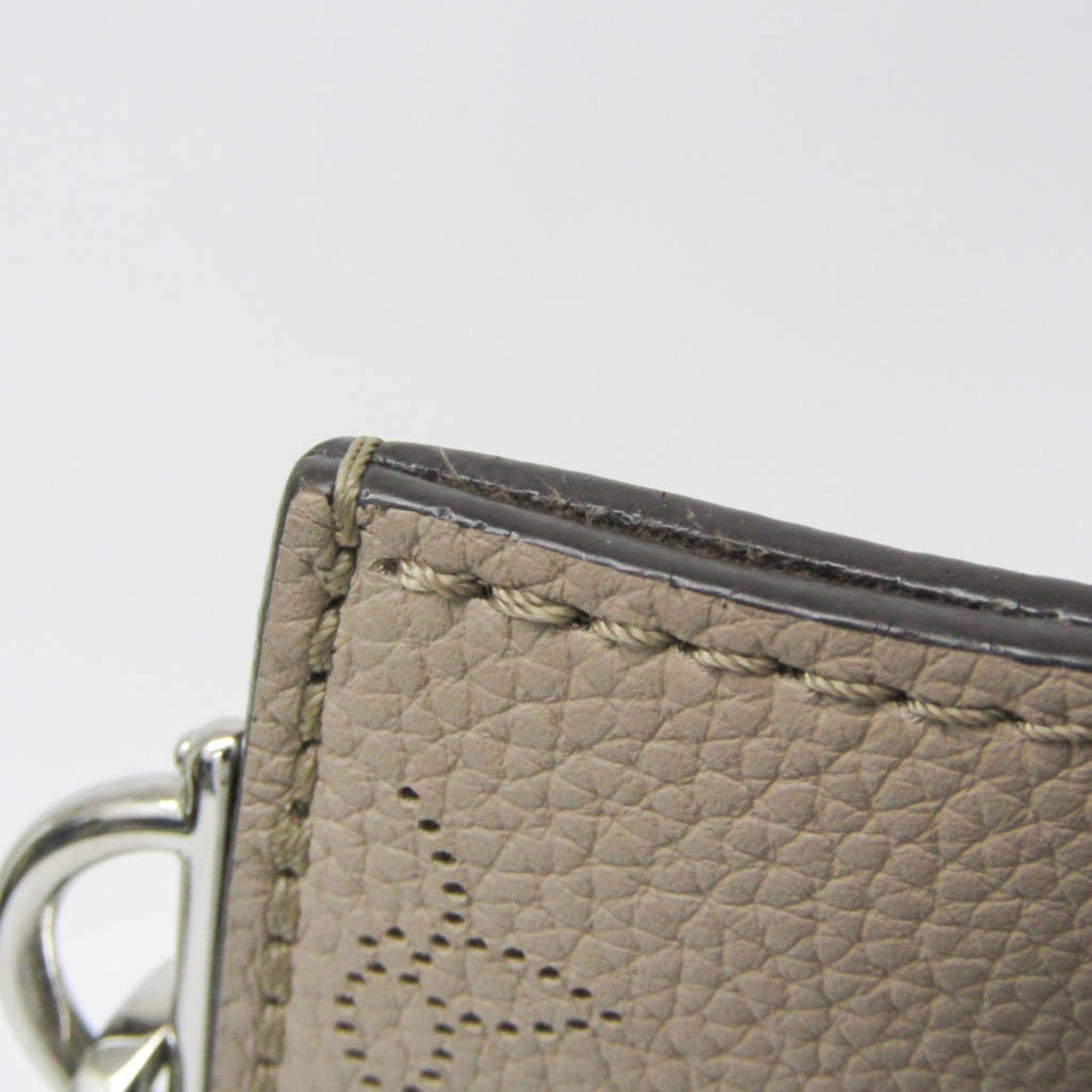 Elegant Leather Mahina Handbag with Timeless Detailing