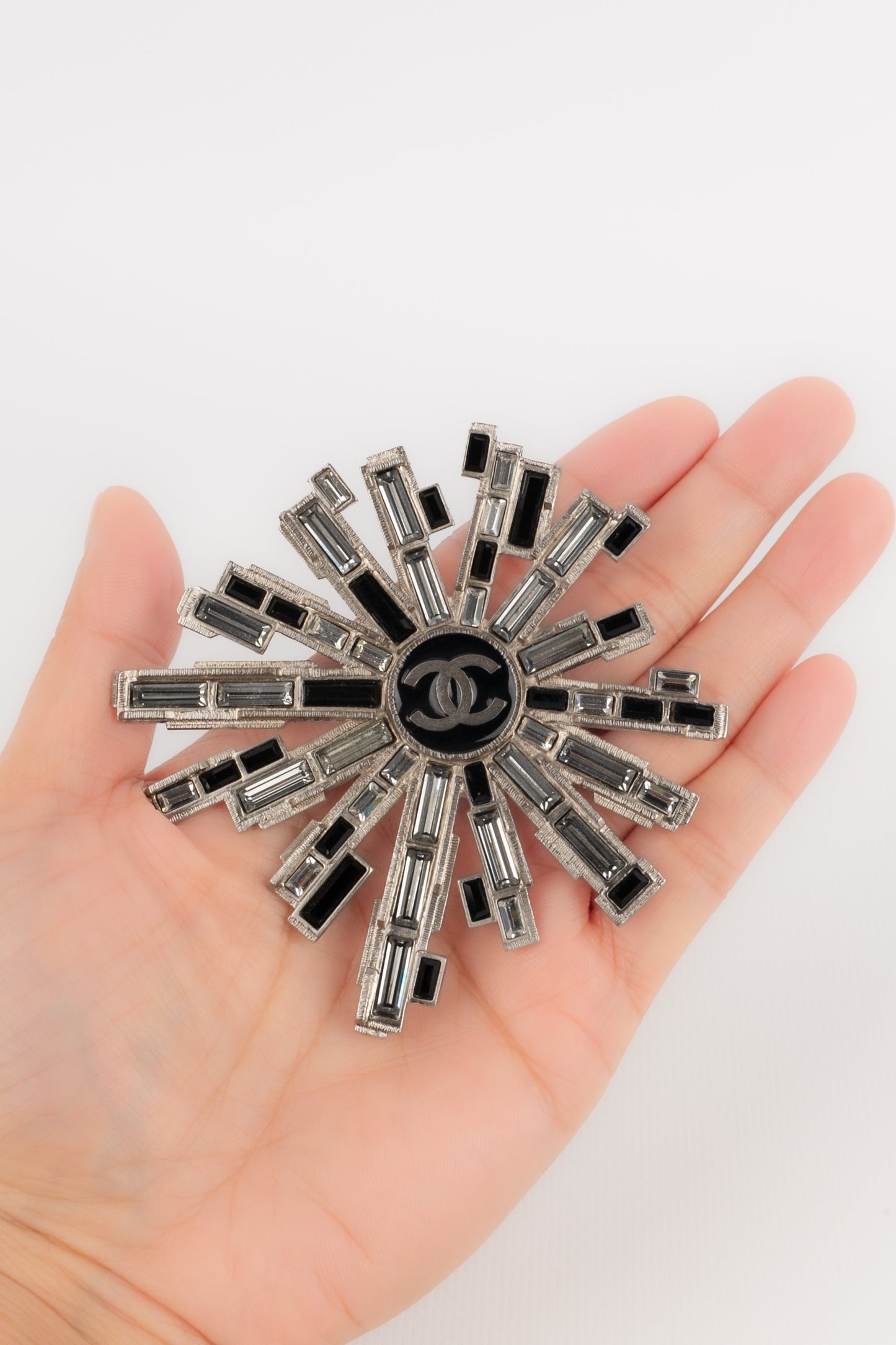 Broche argentÃ©e Chanel