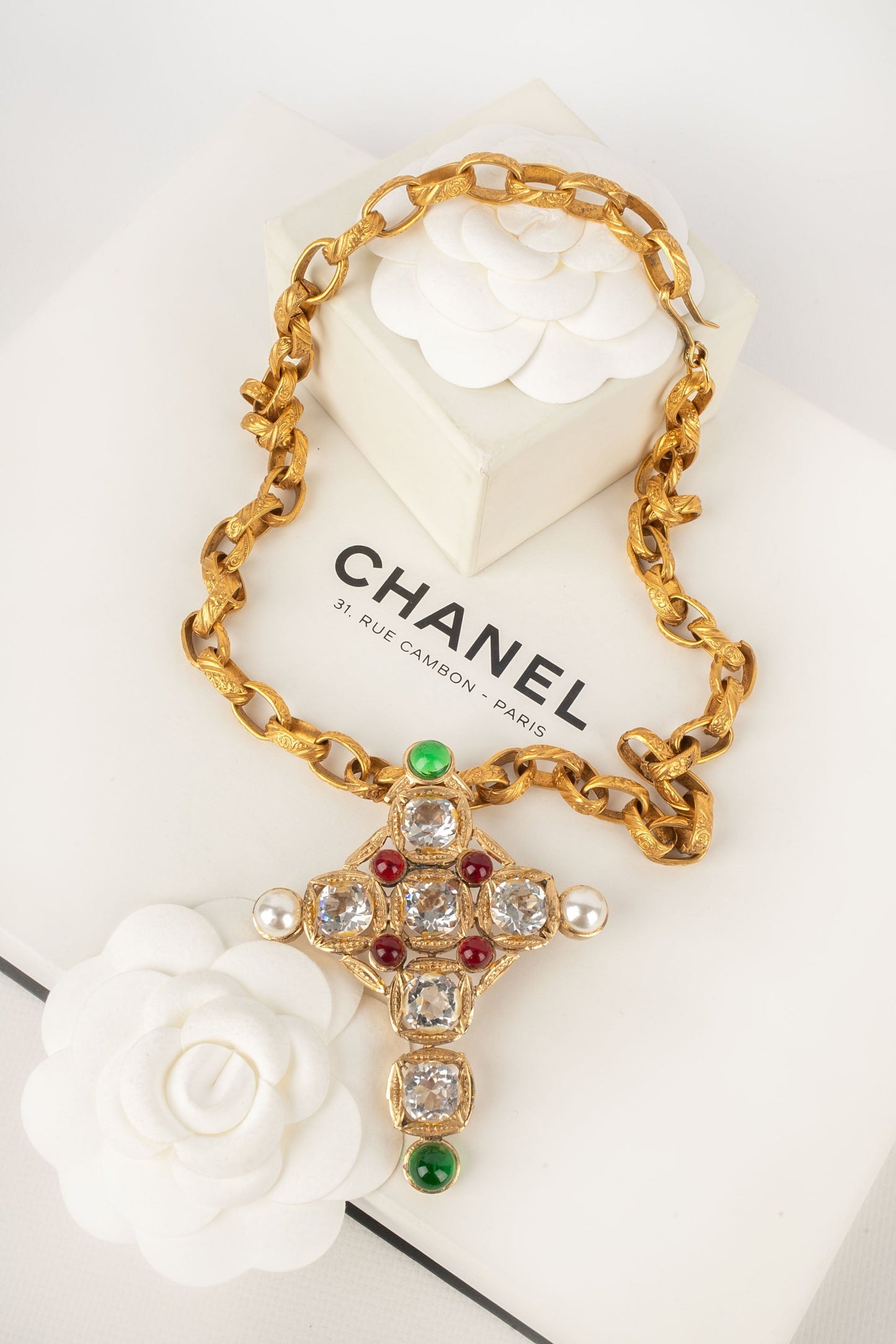 Collier croix Chanel (attribuÃ©e Ã )