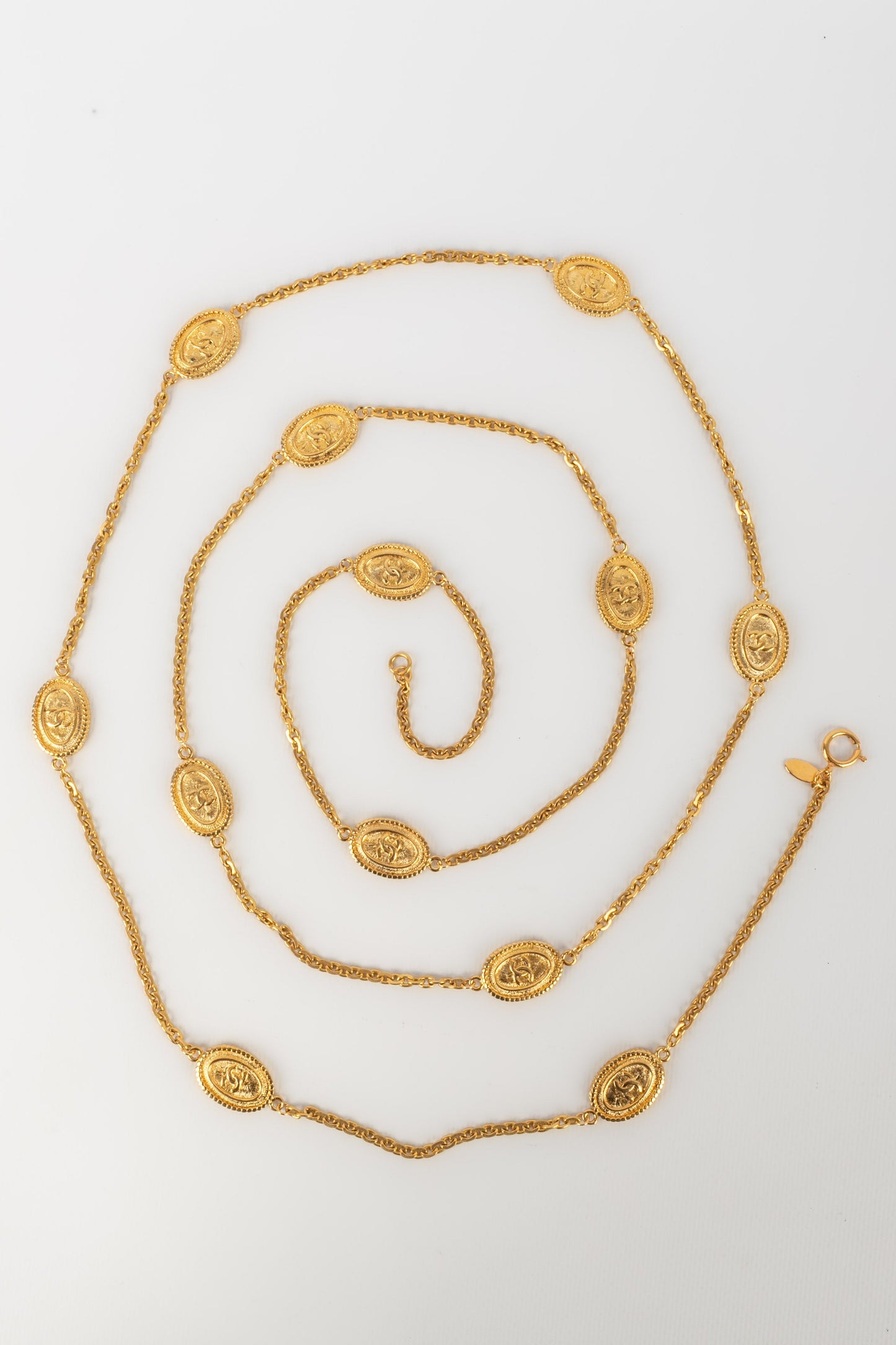 Collier / Sautoir en mÃƒÆ’Ã‚Â©tal dorÃƒÆ’Ã‚Â© Chanel 1980's