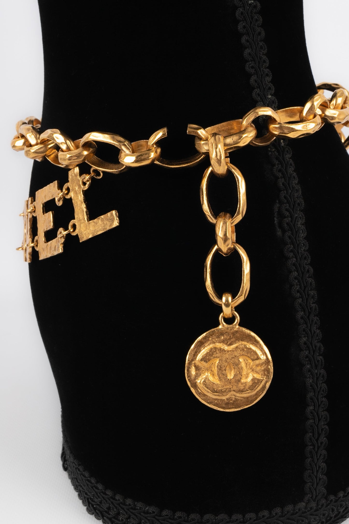 Ceinture dorÃ©e Chanel 1993