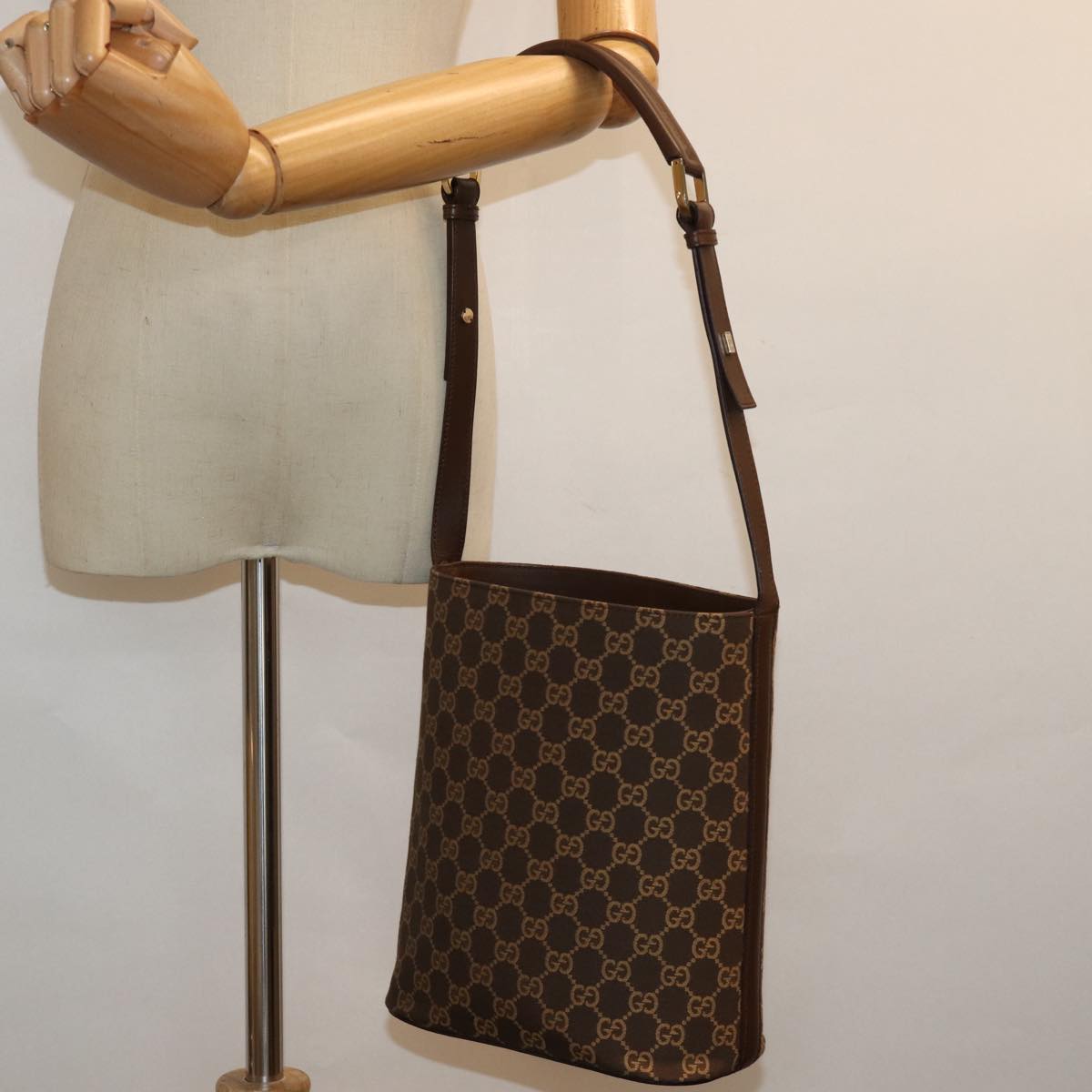 GUCCI GG Canvas Shoulder Bag Brown 001 4286 ac3098