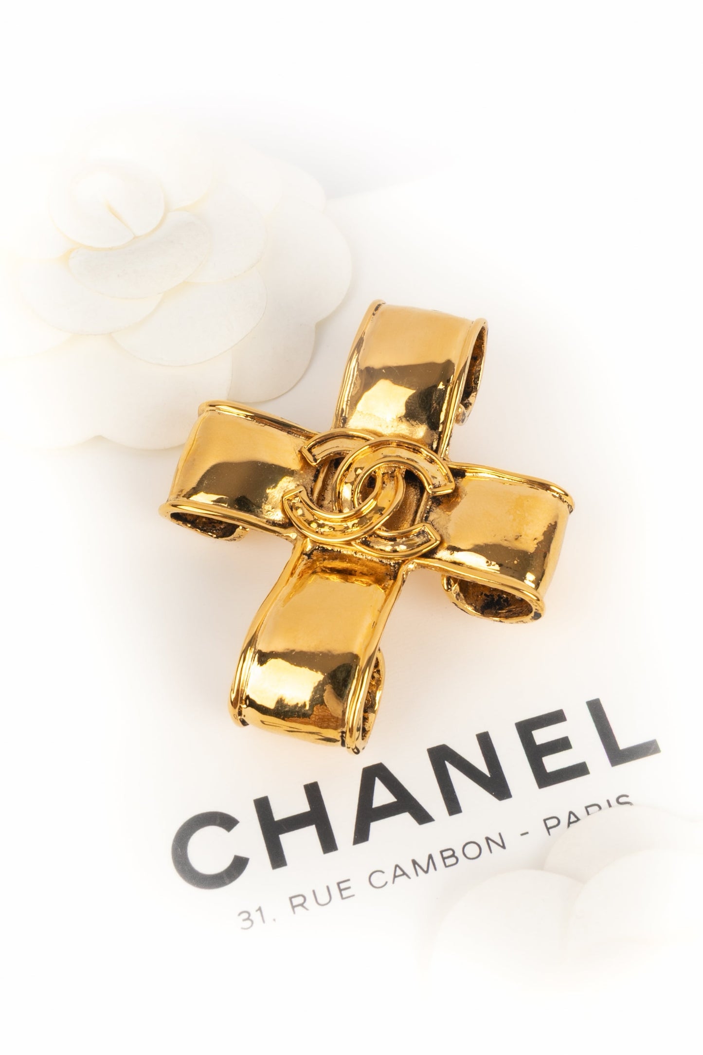 Broche croix Chanel