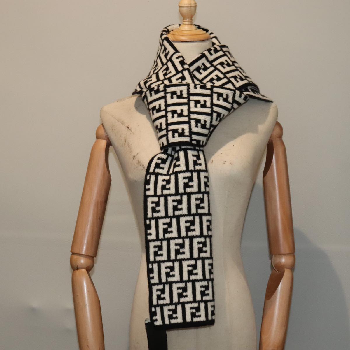 FENDI Zucca Canvas Scarf Wool Black am6975
