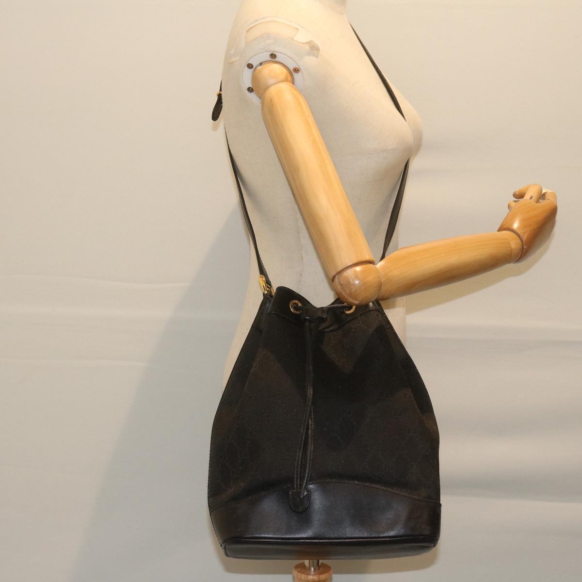 GUCCI GG Canvas Shoulder Bag Black 001 2854 1627 ar11015