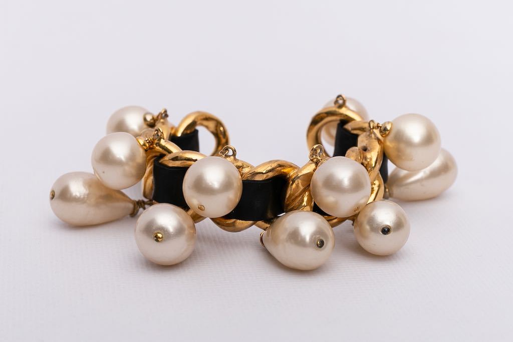 Bracelet en mÃ©tal dorÃ© et cuir Chanel