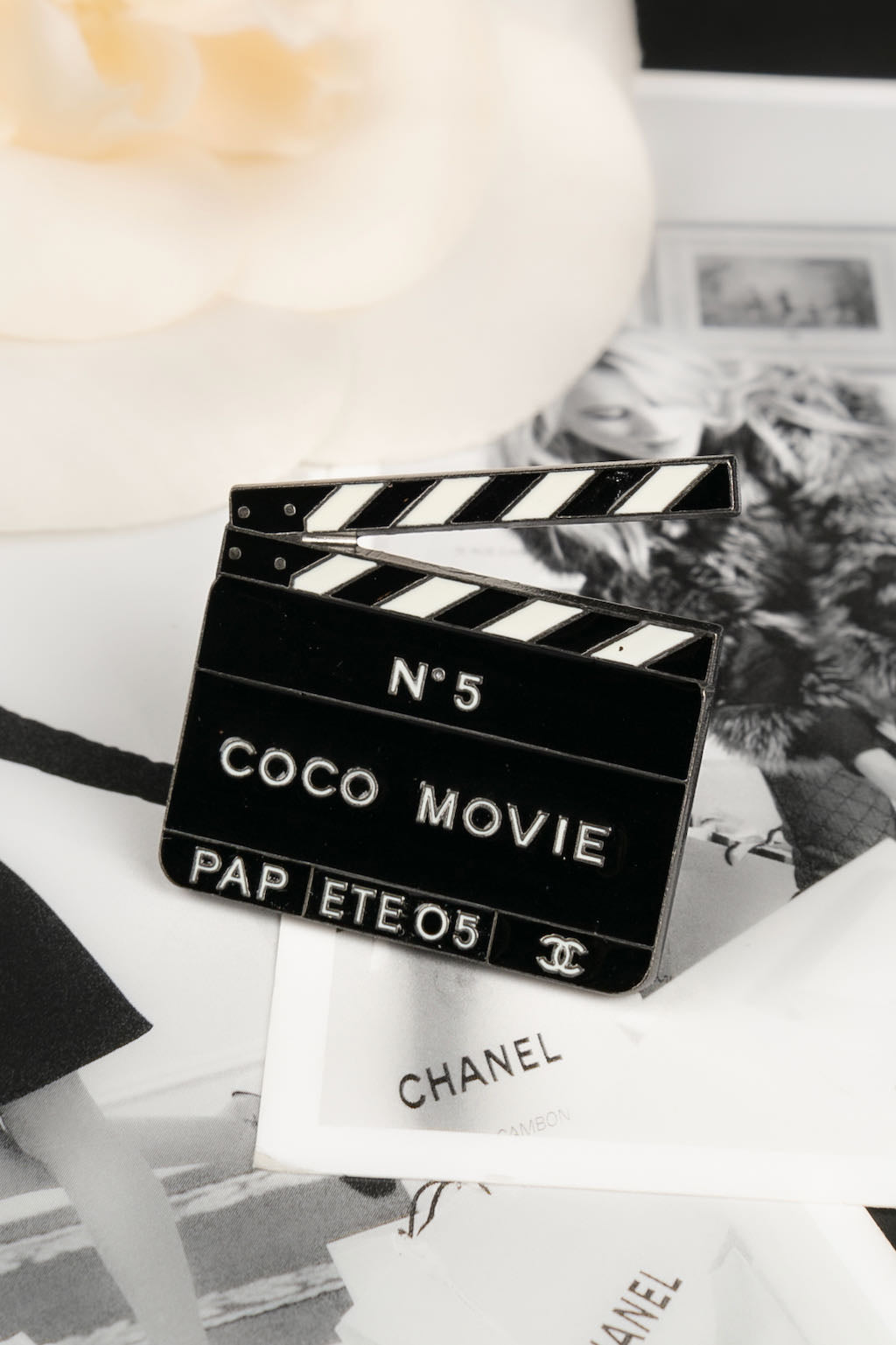 Broche clap de cinÃ©ma Chanel 2005